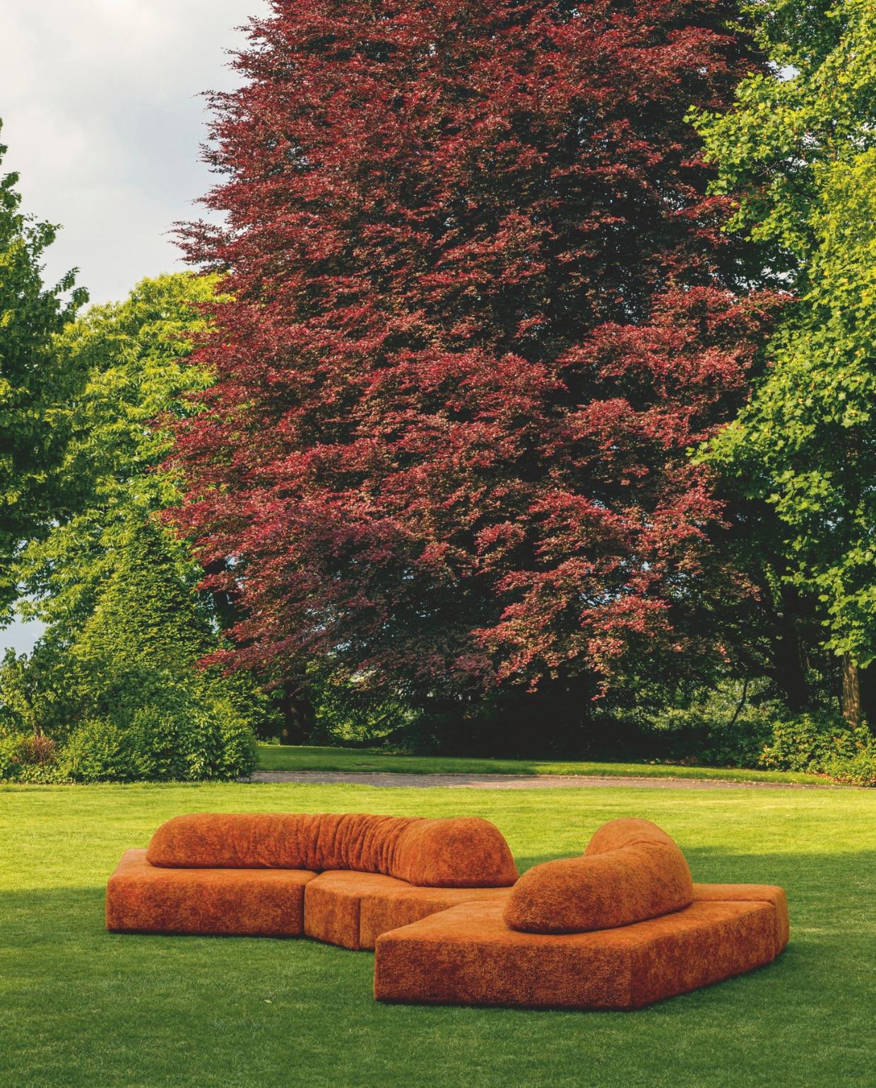 Outdoor bank On the Rocks van Edra, bekleed met Every Stone Imperial Red.