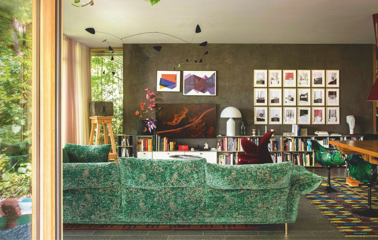 Bank Standard, bijzettafel Brasilia, fauteuil Flowers Collection en stoel Ella van Edra. Tv Frame van Samsung. Kastensysteem Usm Modular Furniture. Tafellamp Atollo van Oluce. vtwonen design 02-2026 | fotografie Mattia Aquila