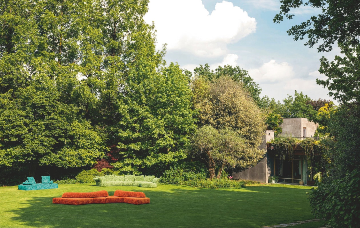 Outdoor banken Sherazade, Standard Outdoor en On the Rocks van Edra. vtwonen design 02-2026 | fotografie Mattia Aquila