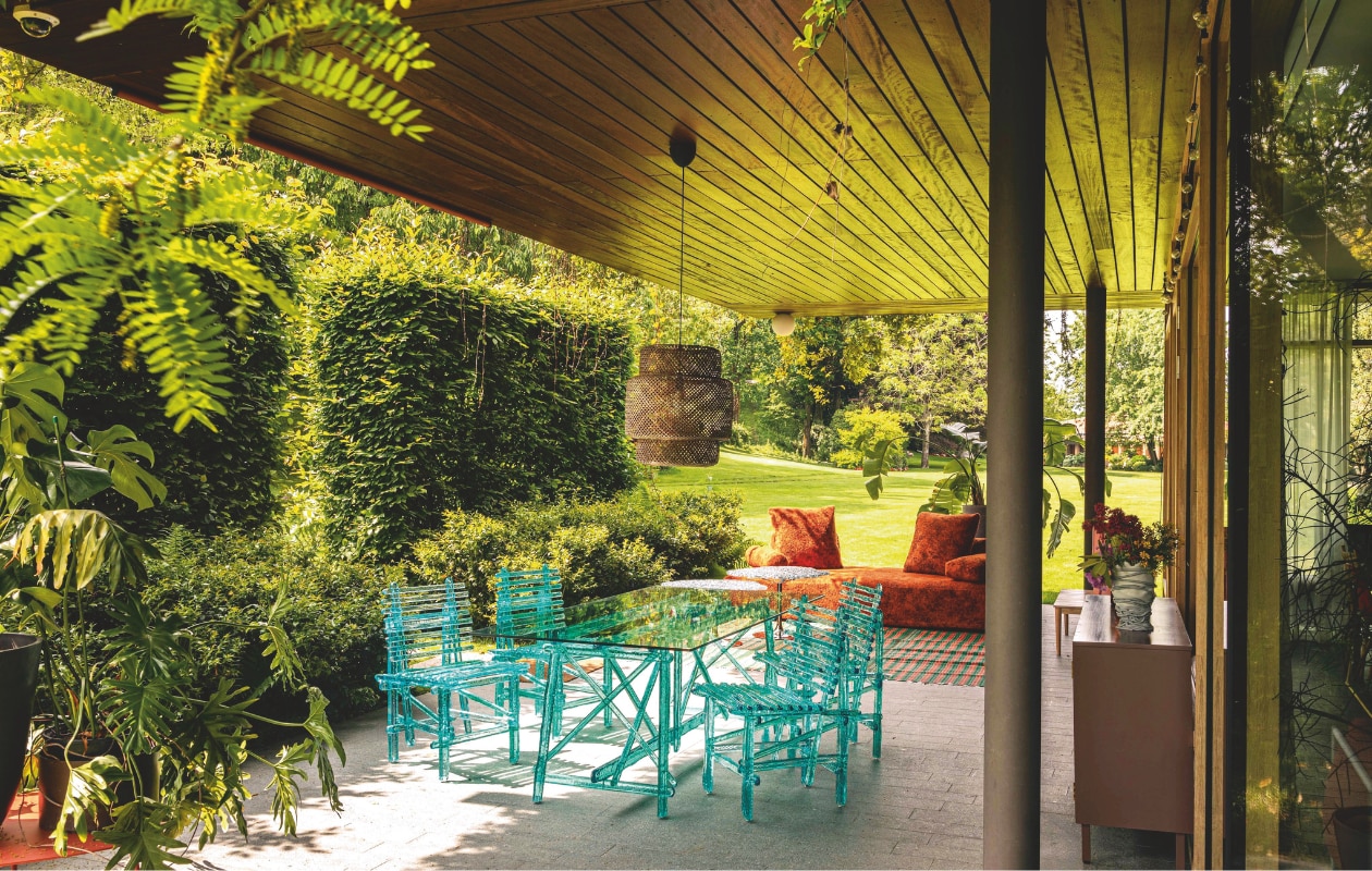 Eilandbank Sherazade Outdoor, bekleed met Every Stone Imperial Red, bijzettafel Diamante en eettafelset A’mare van Edra. Lamp Ikea. Afrikaans vloerkleed handgemaakt van plastic afval. Vaas ontwerp van Gaetano Pesce. vtwonen design 02-2026 | fotografie Mattia Aquila