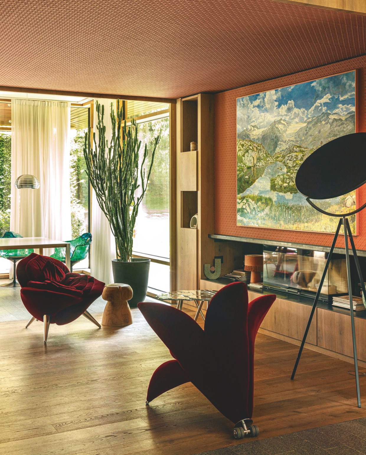 Fauteuils van de Flowers Collection en spiegelende bijzettafel Brasilia van Edra. Paddenstoelvormige bijzettafel Riva 1920. Kunstwerk Sara Landriscina. Vloerlamp Superloon van Flos. vtwonen design 02-2026 | fotografie Mattia Aquila