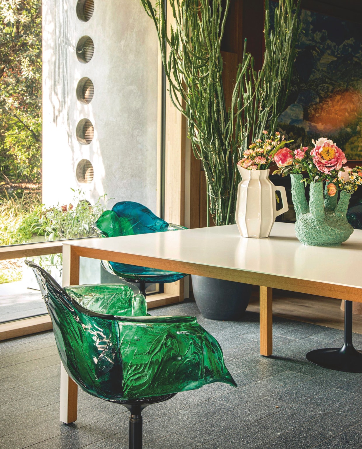 Tafel De Padova. Eetkamerstoelen Ella van Edra. Witte vaas Facet Jug van Piet Hein Eek via Galleria Rossana Orlandi. Groene vaas uit de reeks Unpacking van Itay Ohaly. Lamp Splügen Bräu van Flos. vtwonen design 02-2026 | fotografie Mattia Aquila