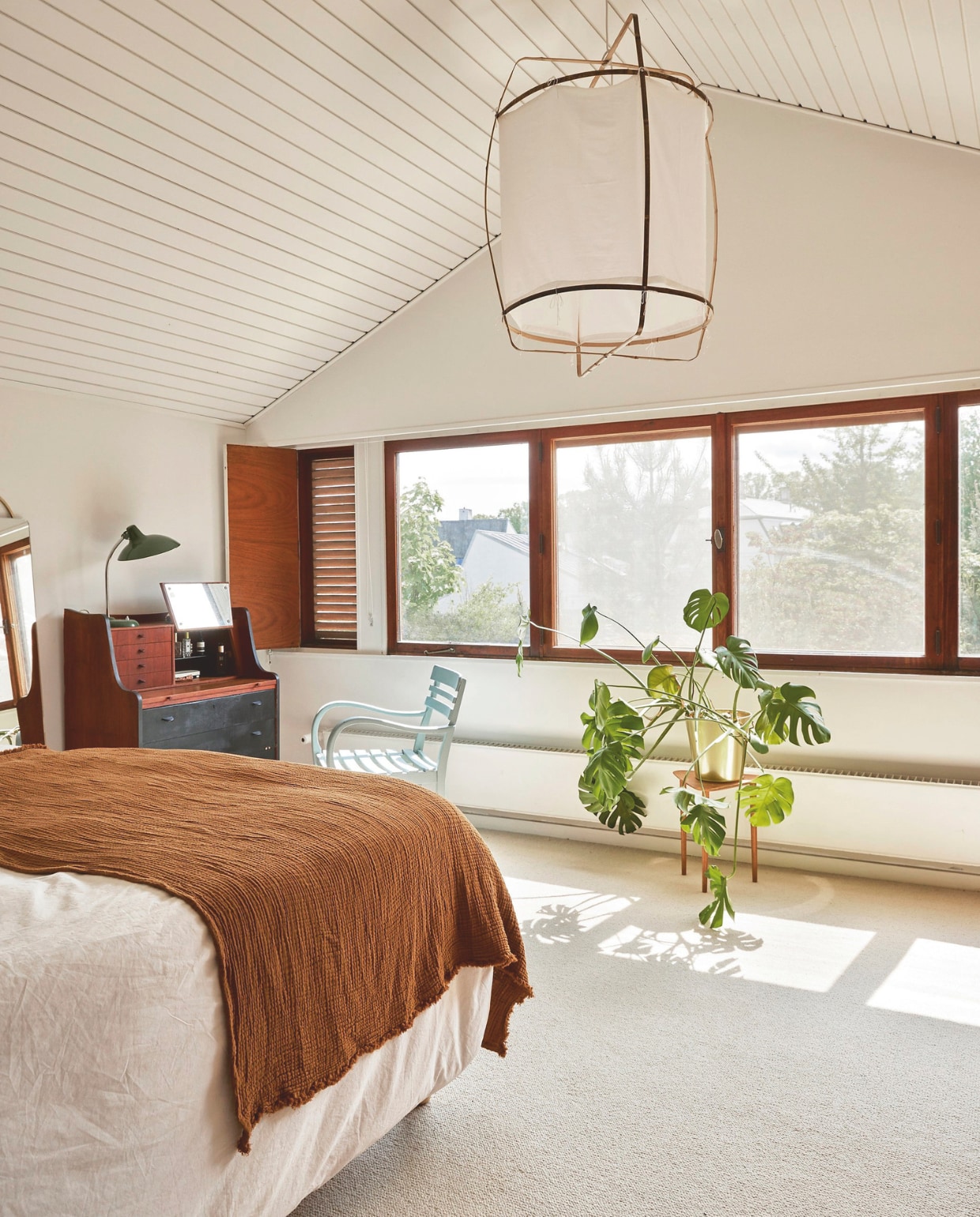 Hanglamp Ay Illuminate, sprei H&M Home. Bureau en lamp vintage. Stoel en plantentafel erfstuk. Vloerspiegel Ferm Living. vtwonen 06-2024 | fotografie Christina Kayser Onsgaard | styling Rikke Graff Juel