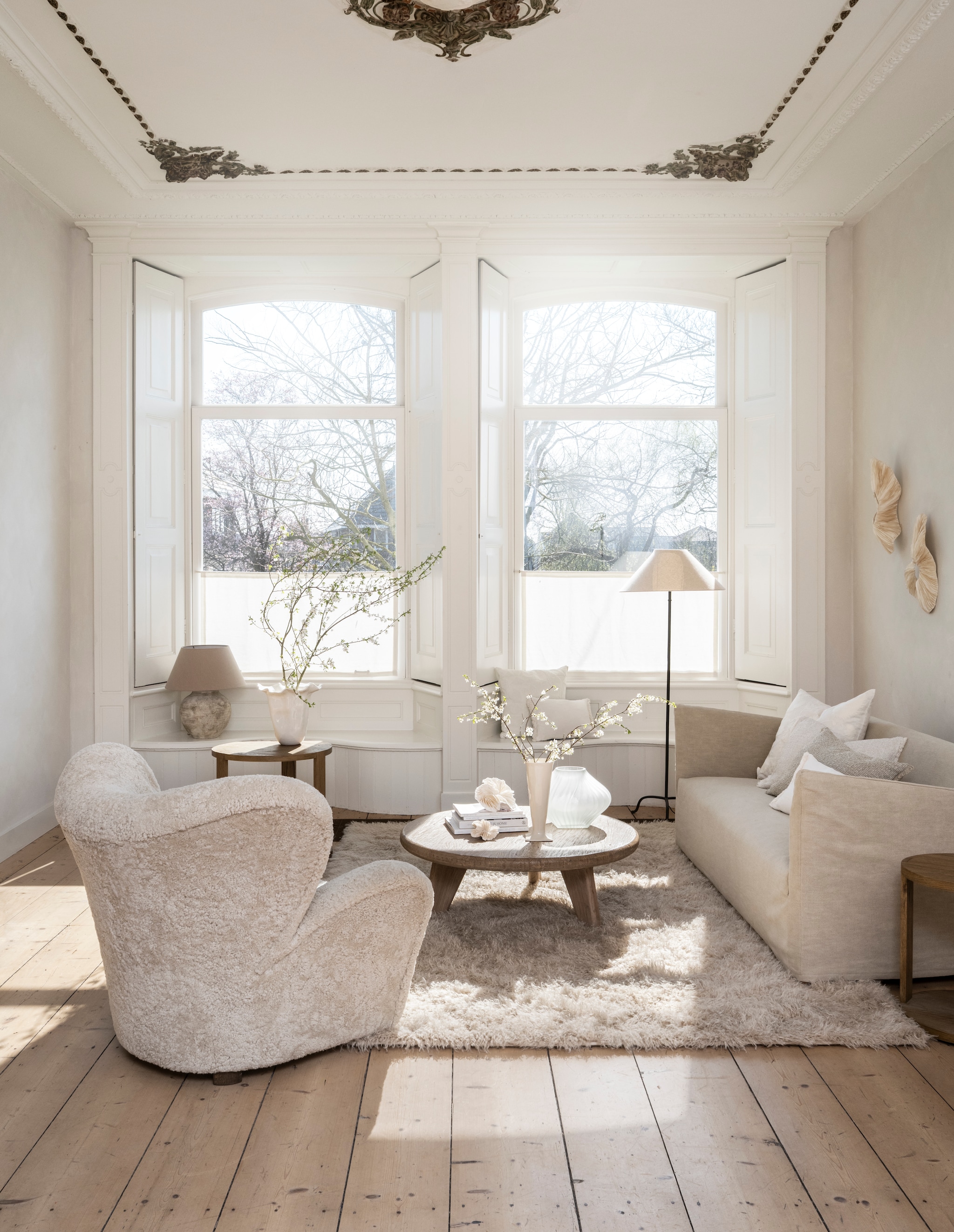 Designers Guild bank, katoen en linnen tortona, naturel € 4915,-, kussen Tokusa, linnen en katoen, sepia € 109,- en kussen Kintail, polypropyleen en gerecycled papiergaren en acryl, linnen € 180,-, William Yeoward kussen Zinnia Cloud, duck egg € 110,- (wva.nl). Zara Home tafellamp, aardewerk, antieke look € 179,-, vaas, aardewerk, wit € 59,99, vloerlamp, metaal en katoen, 60x155 cm (Øxh) € 189,- (zarahome.com). Rivièra Maison, vloerkleed Cecil, 230x160 cm (lxb) € 529,-, bijzettafelset Astoria, gerecycled eikenhout, naturel, 60x43x60 cm en 43x55x49 cm (lxbxh) € 799,- (rivieramaison.com). Audo Copenhagen fauteuil The Tired Man, schapenvacht, moonlight, 102x87x88 cm (lxbxh) € 9425,- (designtales.nl). Het Kabinet salontafel Iker, iepenhout, 100x35 cm (Øxh) € 549,- (hetkabinet.nl). Serax vaas Tube 04, handgemaakt glas € 295,- (serax.com). Liggende en hangende zwamvormen, moerbeipapier, prijs op aanvraag (elsavisser.com). Urban Nature Culture vaas Mette, keramiek, naturel € 67,99 (shop.vtwonen.nl). vtwonen Landelijk 06-2026 | styling Kim van Rossenberg | fotografie Stan Koolen