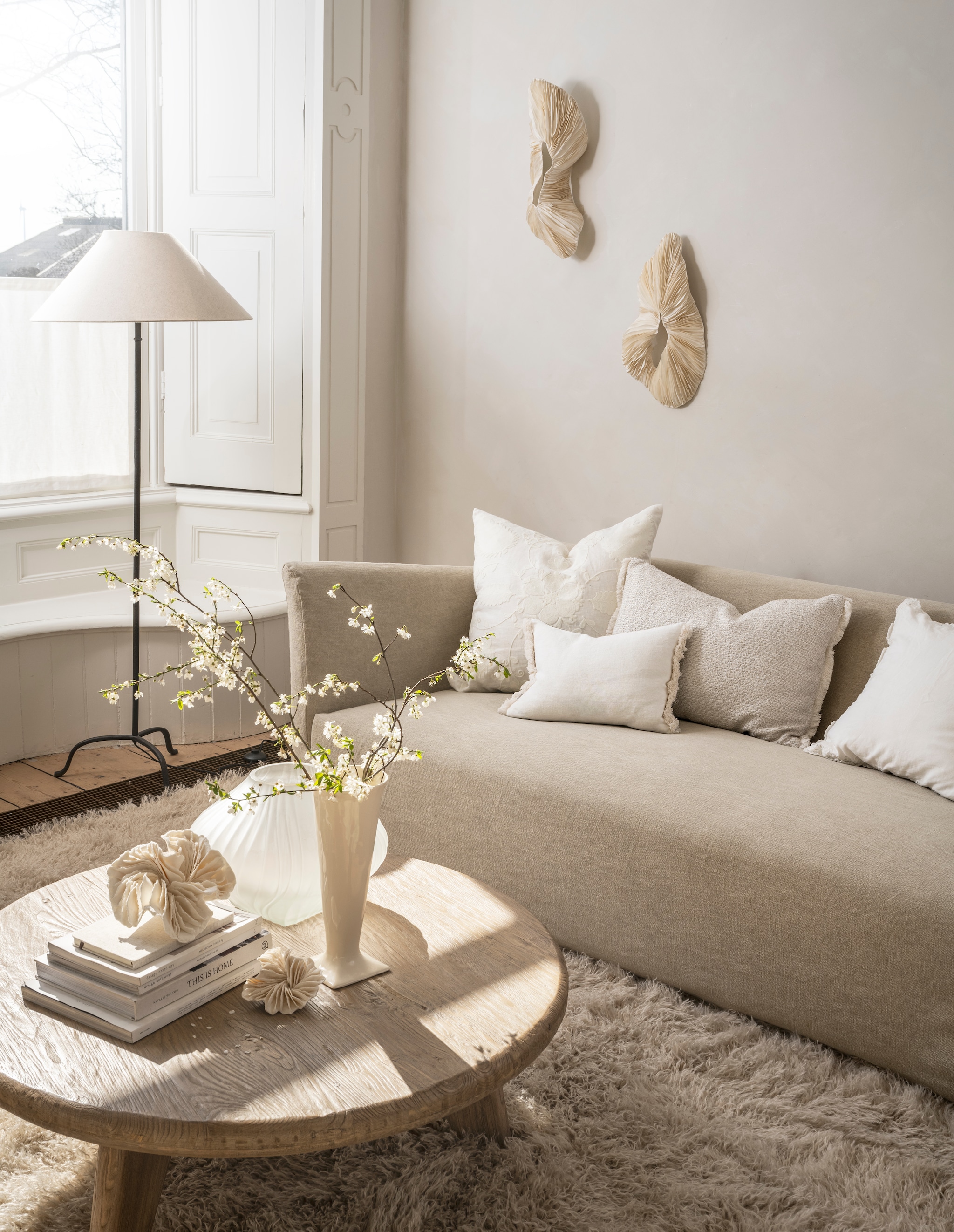 Designers Guild bank, katoen en linnen tortona, naturel € 4915,-, kussen Tokusa, linnen en katoen, sepia € 109,- en kussen Kintail, polypropyleen en gerecycled papiergaren en acryl, linnen € 180,-, William Yeoward kussen Zinnia Cloud, duck egg € 110,- (wva.nl). Zara Home vloerlamp, metaal en katoen € 189,- (zarahome.com). Rivièra Maison vloerkleed Cecil, 230x160 cm (lxb) € 529,- (rivieramaison.com). Het Kabinet salontafel Iker, iepenhout, 100x35 cm (Øxh) € 549,- (hetkabinet.nl). Serax vaas Tube 04, handgemaakt glas € 295,- (serax.com). Liggende en hangende zwamvormen, moerbei-papier, prijs op aanvraag (elsavisser.com). Urban Nature Culture vaas Mette, keramiek, naturel € 67,99 (shop.vtwonen.nl).