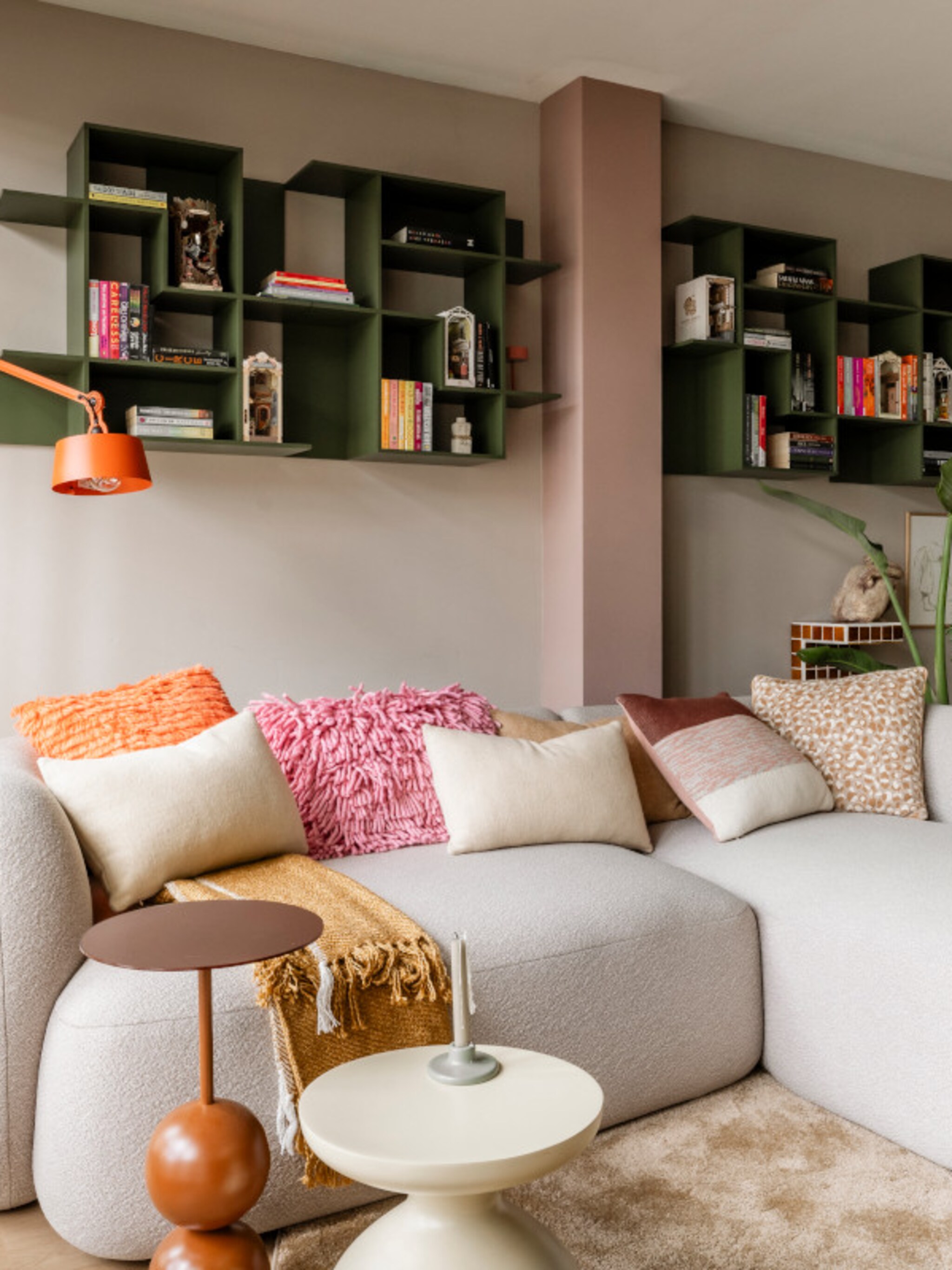 seventies revival zo geef je je interieur warmte met ronde vormen en oranje accenten