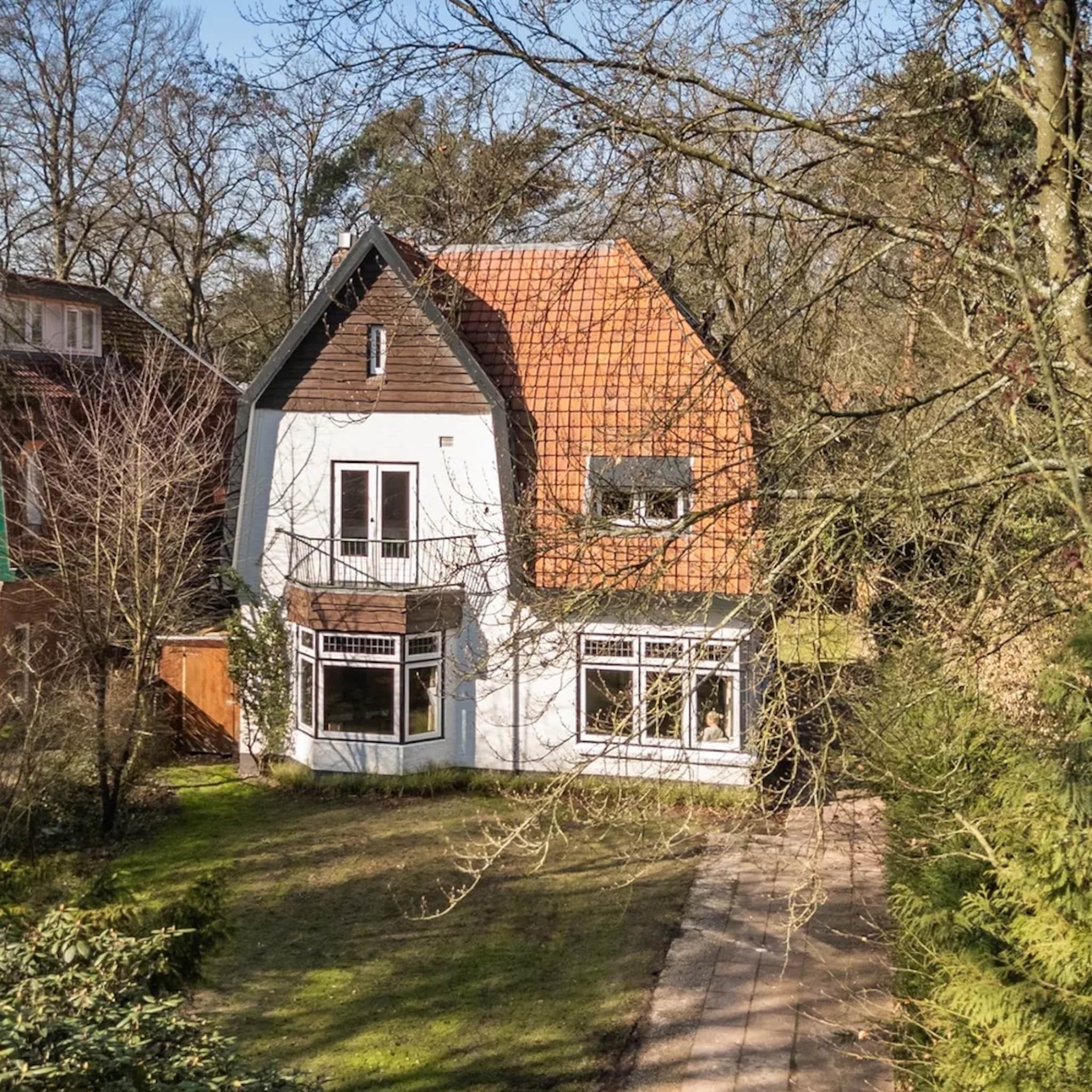 familievilla blauwe keuken granito vloer