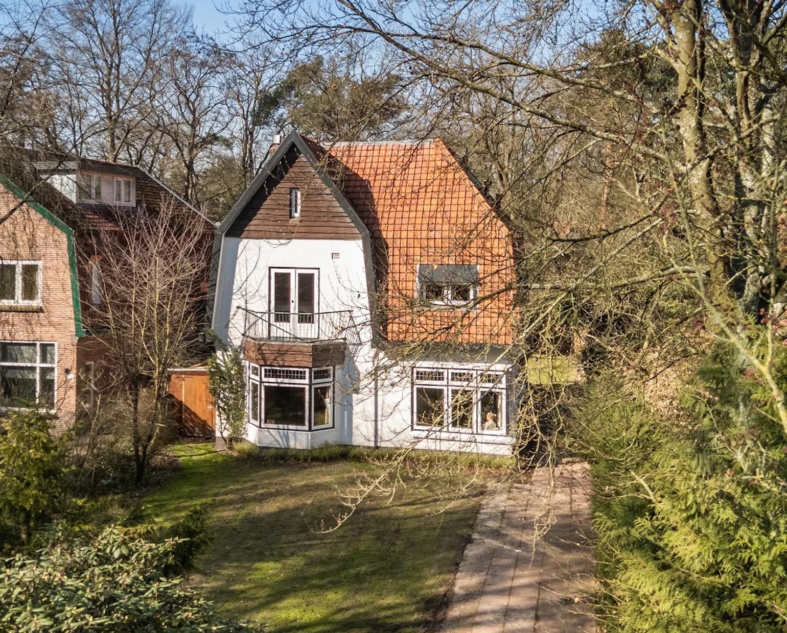 familievilla blauwe keuken granito vloer