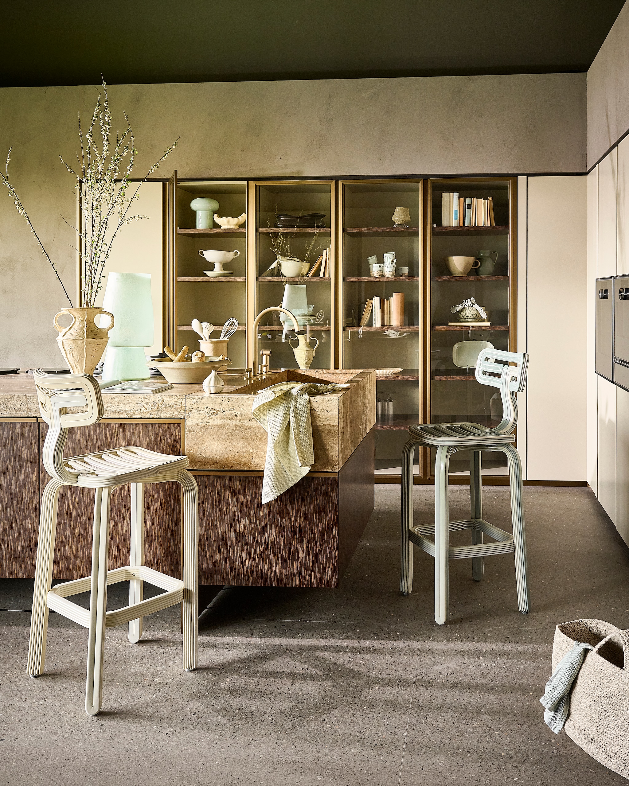 Molteni&C keuken Ratio, prijs op aanvraag (sandervanhooydonk.com). HKliving kom New classics, eierschaal € 52,95, vaas New classics, crème € 79,95, vaas New classics, crème strepen € 44,95, koffiemok Artist ceramics, kleurverloop € 10,95, koffiekop Artist ceramics, kleurverloop € 10,95, dessertvorken 70’s, mint € 23,95, vaas Brut, glas met textuur, vaas, salie € 37,95, dienblad New classics, hars, ivoor € 54,95, tafellamp, glasvezel, petrolblauw € 159,- (hkliving.com). Dirk van der Kooij barkruk Chubby, buttermilk, gerecycled plastic, 42x45x109 cm (bxdxh) € 1281,- (kooij.com). Zara Home serveerschaal, beige € 49,99, slakom, geëmailleerde aardewerk, groen € 17,99, kookgerei, siliconen en hout € 9,99, pot, terracotta, knoflookvormig vanaf € 11,99 theedoeken, wafelstructuur, 70x50 cm (bxh), set van 2 € 12,99, diep bord, geëmailleerd aardewerk € 7,99, houten dienblad € 69,99, geschulpte kom, glas € 5,99, gebaksbord, glas € 6,99, kan, terracotta, groen € 29,99, displaystandaard, metaal, zwart vanaf € 9,99 (zarahome.com). H&m Home schaal, geëmailleerd aardewerk, groen € 29,90, beslagkom met reactief glazuur, beige/gespikkeld € 29,99, opbergmand, katoen € 24,99 (hm.com). Combitex boeken, prijs op aanvraag (com-anders.nl). Kleding Liza (sukha.nl). Overig privébezit. vtwonen 06-2026 | styling Liza wassenaar | fotografie Sjoerd Eickmans