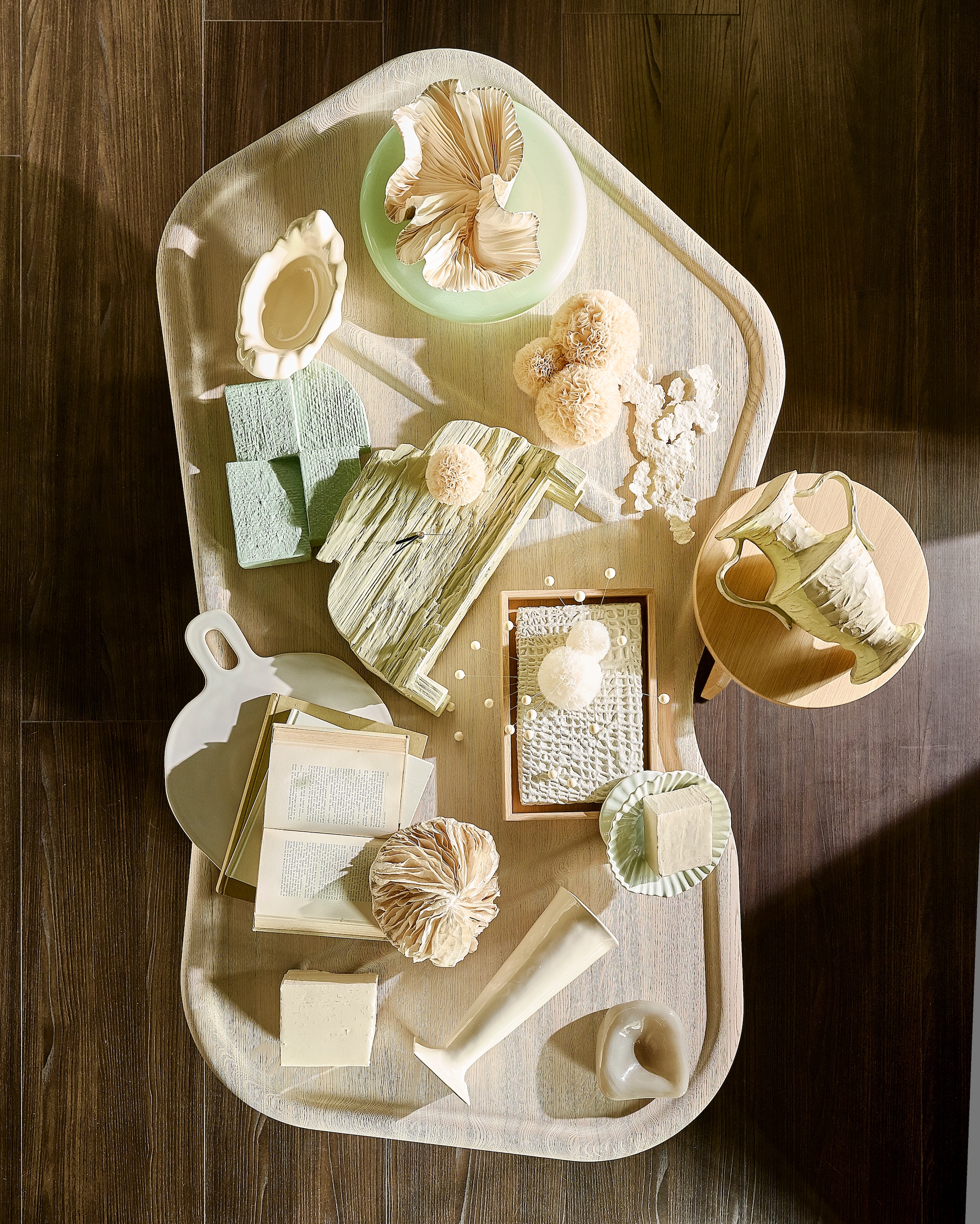 HKliving kom New classics, eggshell € 52,95, vaas New classics, crème strepen € 44,95, sculptuur, glas, overcast € 19,95, wandsculptuur Levels € 69,95, kom Gallery, glas, mint € 64,95, kom New classics, medium € 44,95, Teun Zwets x HKLiving schoorsteenklok, seafoam € 169,- (hkliving.com). Urban Nature Culture vaas Mette, keramiek € 67,99, Urban Nature Culture bijzettafel Arta, 35x42 cm (Øxh) € 299,- (shop.vtwonen.nl). Edith Beurskens kunstwerken Blocks, van wit tot bruin en geel, van € 85,- tot € 600,- (edithbeurskens.com). Elsa Visser kunstwerken, wit papier, prijs op aanvraag (elsavisser.com). Delcourt salontafel Ibo, 170x95x41 cm (lxbxh), prijs op aanvraag (mobilia.nl). Sofie Aaldering kunstwerk Drift One, mesh € 500,-, Ivory Twin, tule met pompoms, ivory, gelimiteerde editie van 10 € 350,- (rademakersgallery.com). Daniëlle van Lunteren kunstwerk Roots € 550,-(daniellevanlunteren.nl). H&m Home serveerplank, keramiek € 39,99 (hm.com). Combitex boeken, prijs op aanvraag (com-anders.nl). Overig privébezit. vtwonen 06-2026 | styling Liza wassenaar | fotografie Sjoerd Eickmans
