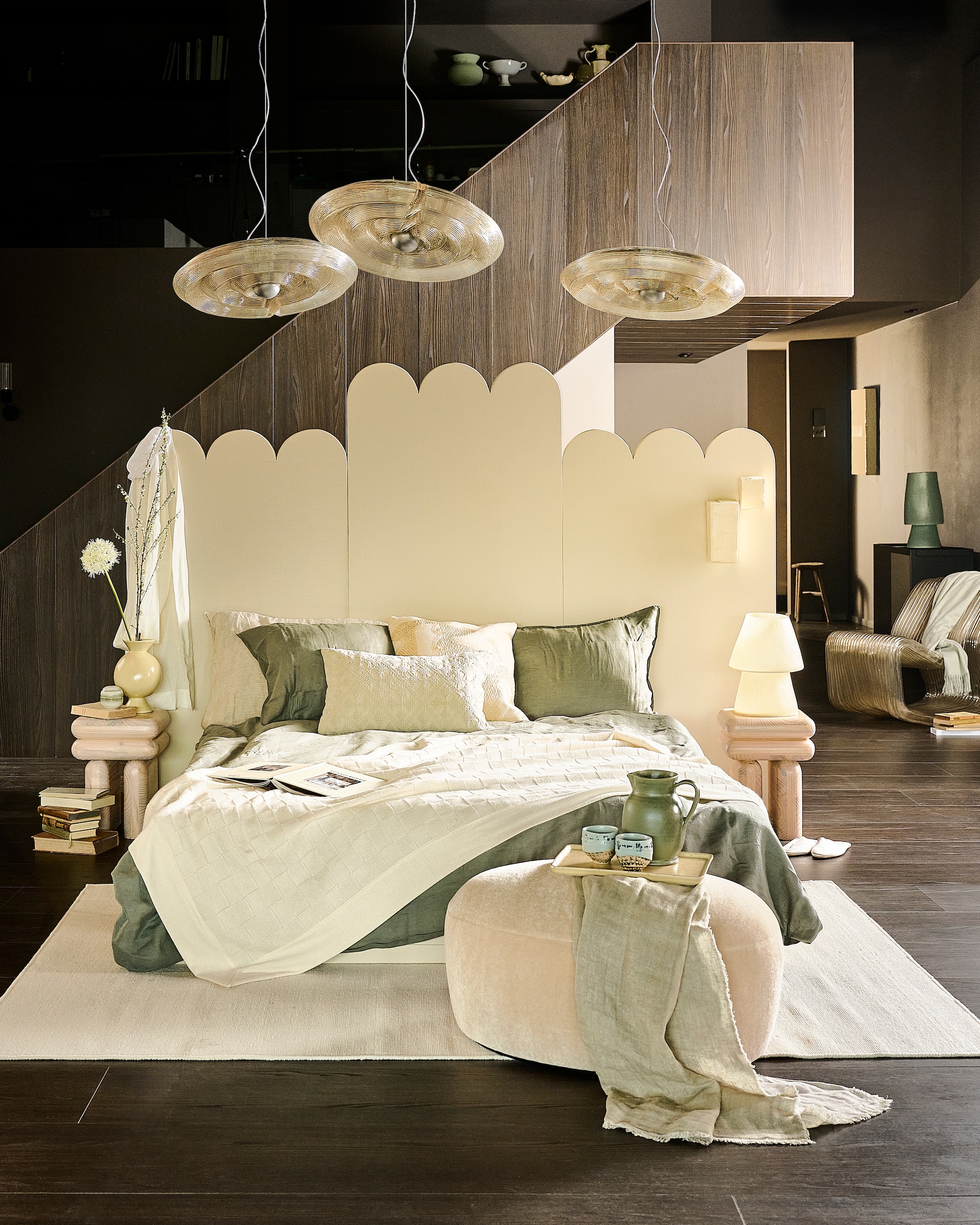Combitex hoofdbord met bedbodem, roomwit, handgemaakt, prijs op aanvraag, Combitex boeken, prijs op aanvraag (com-anders.nl). HKliving kom New classics, eggshell € 52,95, vaas New classics, crème strepen € 44,95, koffiekop Artist ceramics, kleurverloop € 10,95, suikerpot 70’s, bloemblaadje € 13,95, tafellamp, glasvezel, petrol € 159,-, HKliving grote schaal 70’s, grit € 49,95 (hkliving.com). Urban Nature Culture kussen Kedi, polyester, roomwit € 69,99, Urban Nature Culture vaas Kudos € 49,99, Urban Nature Culture bijzettafel Mono, 31,5x31,5x42 cm (lxbxh) € 349,99, Urban Nature Culture vaas Aune € 69,99 (shop.vtwonen.nl). Dirk van der Kooij hanglamp Fresnel, 36x7 cm (Øxh) € 1884,-, hanglamp Fresnel 52x7 cm (Øxh) € 2182,- (kooij.com). Edith Beurskens kunstwerken Blocks, van wit tot bruin en geel, van € 85,- tot € 600,- (edithbeurskens.com). Frankly Amsterdam plaid Come Over, cashmere, prijs op aanvraag, Pierre Augustin Rose poef Nuage, 80x38x60 cm (bxdxh), prijs op aanvraag (mobilia.nl). Zara Home deken, jacquard, structuur € 49,99, kan, terracotta, groen € 29,99, kussenhoes, jacquard € 25,99, vloerkleed met golvende strepen, wol € 449,-, pantoffel, satijn € 29,99, deken, chenille, dekbedovertrek, verwassen linnen, groen en beige vanaf € 79,99, kussensloop, verwassen linnen, groen en beige, set van 2 vanaf € 49,99 (zarahome.com). Overig privébezit. vtwonen 06-2026 | styling Liza wassenaar | fotografie Sjoerd Eickmans