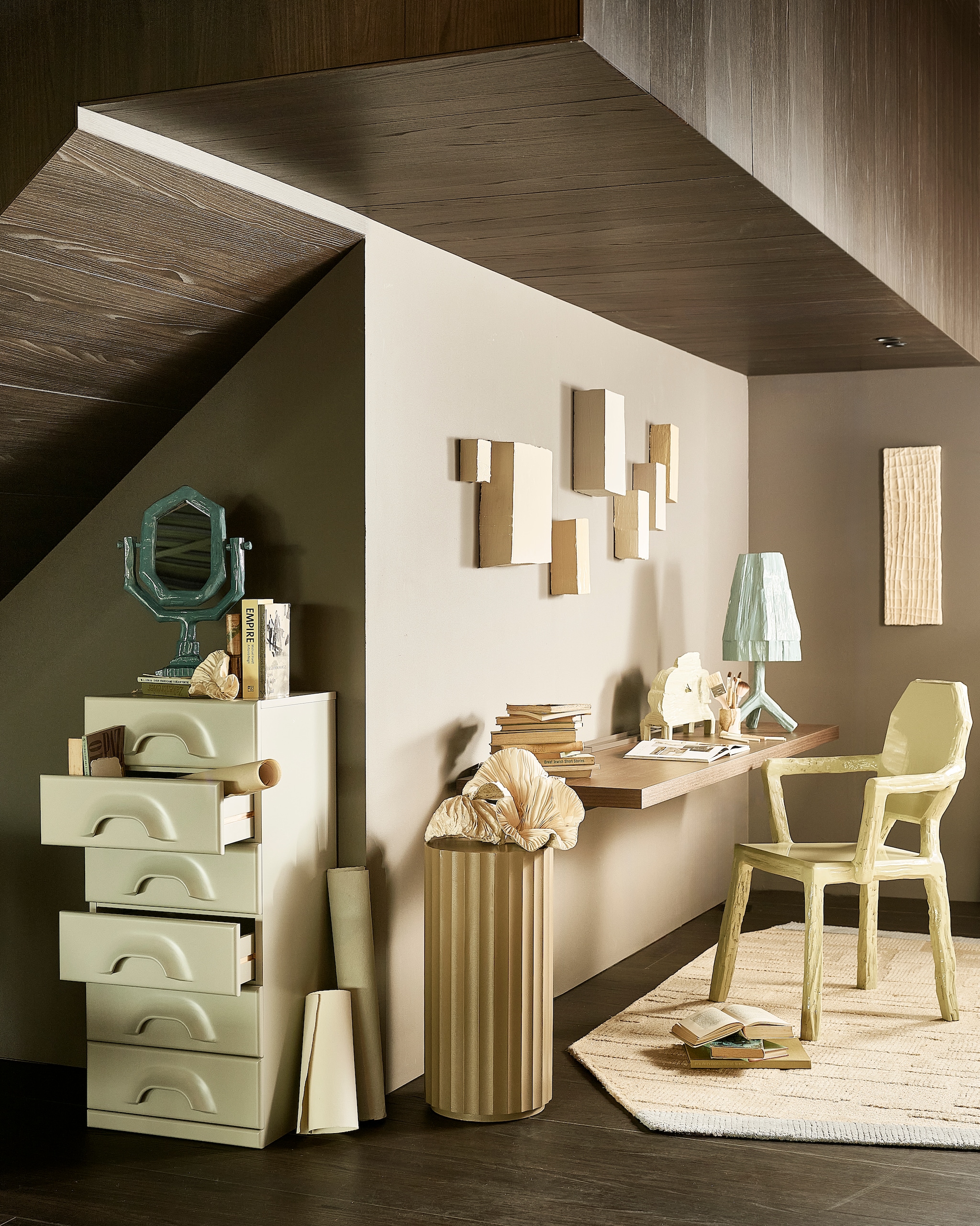 Molteni&C bureau Pass-word prijs op aanvraag (sandervanhooydonk.com). HKliving ladekast, overcast, 45x40,5x97,5 cm (bxdxh) € 1325,-, Teun Zwets x HKliving tafellamp, blauw € 429,-, Teun Zwets x HKliving kaptafelspiegel, petrol € 199,-,Teun Zwets x HKliving schoorsteenklok, seafoam € 169,-, Teun Zwets x HKliving stoel Medaillon, seafoam € 595,- (hkliving.com). Edith Beurskens kunstwerken Blocks, kleuren van wit tot bruin en geel, van € 85,- tot € 600,- (edithbeurskens.com). Elsa Visser kunstwerken, wit papier, prijs op aanvraag (elsavisser.com). Jov vloerkleed Decoded, 250x190 cm (lxb), prijs op aanvraag (mobilia.nl). Daniëlle van Lunteren kunstwerk Funghi € 650,-, (daniellevanlunteren.nl). H&m Home tandenborstelhouder, marmer € 19,99 (hm.com). Combitex boeken, prijs op aanvraag (com-anders.nl). Overig privébezit. vtwonen 06-2026 | styling Liza wassenaar | fotografie Sjoerd Eickmans