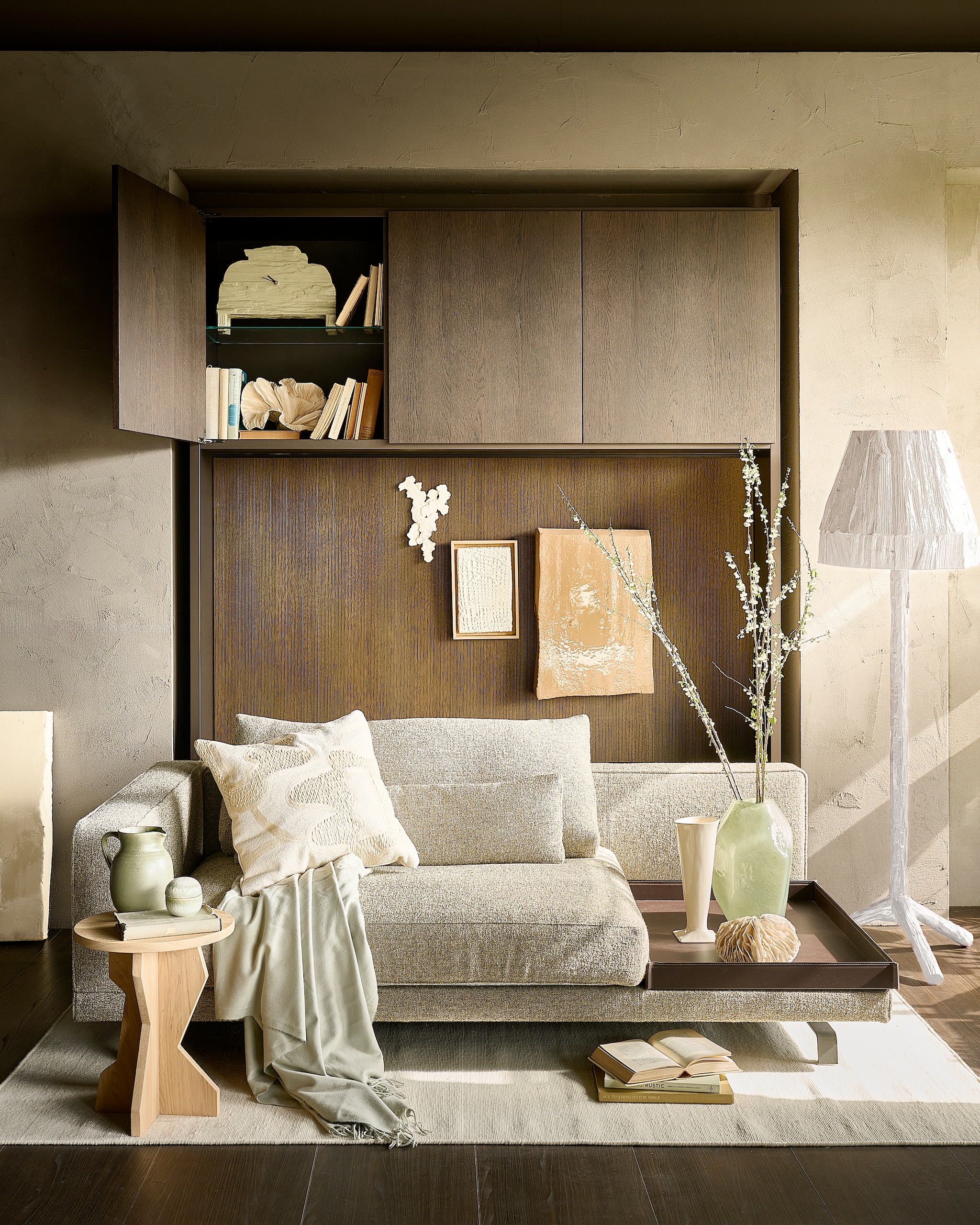 Molteni&C modulair kastsysteem 505 Up, sofa Octave prijs op aanvraag (sandervanhooydonk.com). HKliving suikerpot 70’s, bloemblaadje € 13,95,  Nienke Sikkema x HKliving vaas Gemstone Amfora, kristal, jade € 119,-, Teun Zwets x HKliving schoorsteenklok, seafoam € 169,-, Teun Zwets x HKliving vloerlamp, overcast € 795,- (hkliving.com). Urban Nature Culture vaas Mette, keramiek € 67,99, Urban Nature Culture bijzettafel Arta, 35x42 cm (bxh) € 299,- (shop.vtwonen.nl). Edith Beurskens kunst Blocks, van wit tot bruin en geel, van € 85,- tot € 600,- (edithbeurskens.com). Elsa Visser kunstwerken, wit papier, prijs op aanvraag (elsavisser.com). Daniëlle van Lunteren kunstwerk Roots € 550,- (daniellevanlunteren.nl). Zara Home deken, chenille € 22,99, kan, terracotta, groen € 29,99, vloerkleed met golvende strepen, wol, 160x230 cm (bxh) € 449,- (zarahome.com). Combitex boeken, prijs op aanvraag (com-anders.nl). Overig privébezit. vtwonen 06-2026 | styling Liza wassenaar | fotografie Sjoerd Eickmans