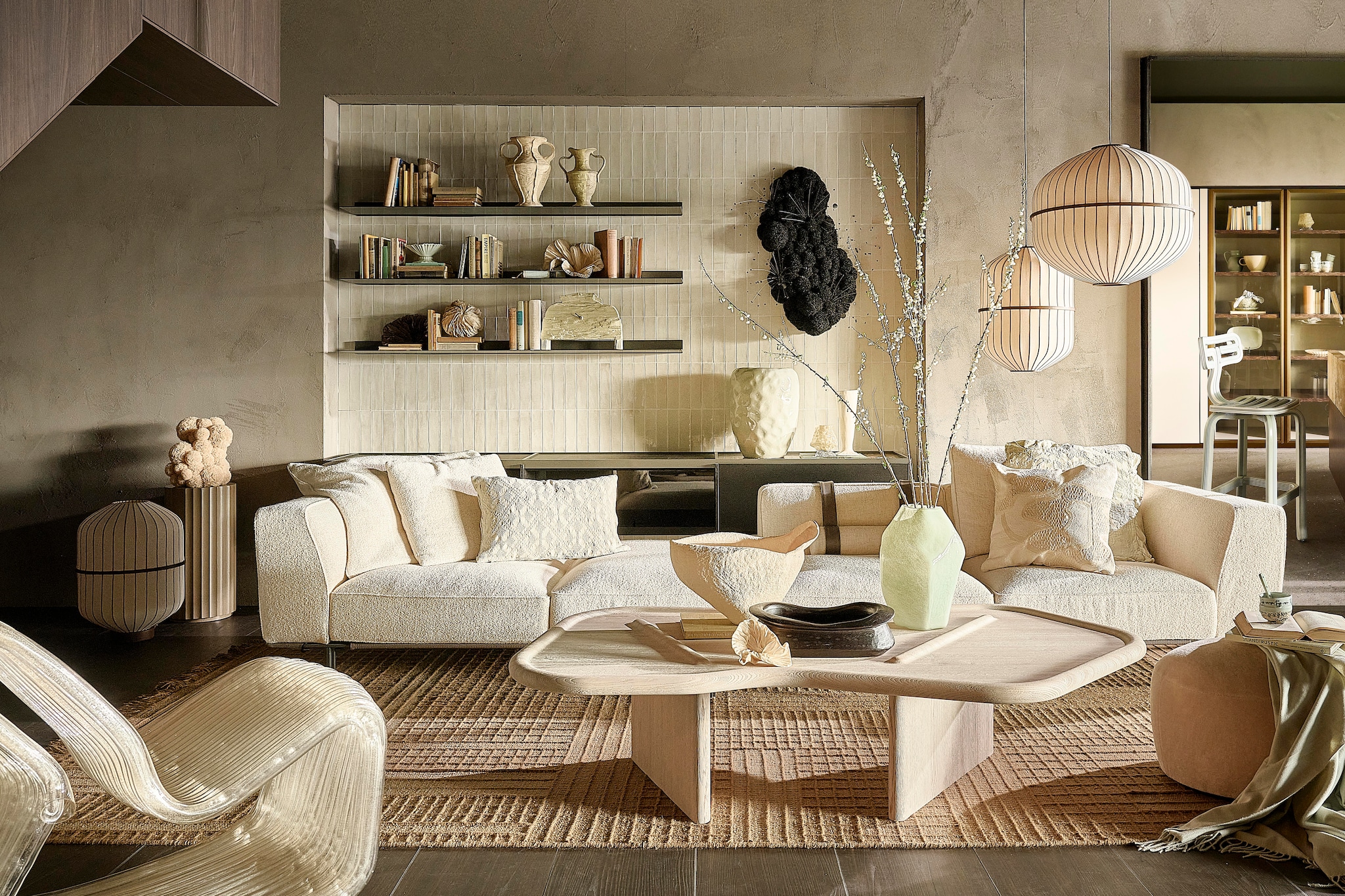 Molteni&C keuken Ratio, sofa Gregor, wandplanken Pass-word, wandkast Logos, vanaf 45x50x36 cm (bxdxh), vloerkleed Telaro prijs op aanvraag (sandervanhooydonk.com). HKliving vaas New classics, crème € 79,95, vaas New classics, crème strepen € 44,95, koffiemok Artist ceramics, kleurverloop € 10,95, koffiekop Artist ceramics, kleurverloop € 10,95, dessertvorken 70’s, mint € 23,95, vaas Brut, glas met textuur, salie € 37,95, kom New classics, medium € 44,95, dienblad Nieuwe klassiekers, hars, ivoor € 54,95, Teun Zwets x HKliving schoorsteenklok, seafoam € 169,-, Nienke Sikkema x HKliving vaas Gemstone Amfora, kristal, jade € 119,-, vaas Mint, aardewerk € 169,- (hkliving.com). Urban Nature Culture vaas Mette, keramiek € 67,99, Urban Nature Culture kussen Kedi, katoen, acryl en polyester, gebroken wit € 69,99 (shop.vtwonen.nl). Dirk van der Kooij barkruk Chubby, buttermilk, gerecycled plastic, 42x45x109 cm (bxdxh) € 1281,-, stoel Not Only Hollow, gerecycled plastic, 80x50x70 cm (bxdxh) € 15.537,- (kooij.com). Bolia vloerlamp Lucén, cilinder, 42x42 cm (Øxh) € 1475,-, hanglamp Lucén, cilinder, 40x40 cm (Øxh) € 1139,-, hanglamp Lucén, octagon, 62x62 cm (Øxh) € 1609,- (bolia.com). Zara Home theedoeken wafelstructuur, set van 2 € 12,99, kan, terracotta, groen € 29,99, display standaard, metaal, zwart van € 9,99 tot € 15,99, houten dienblad € 69,99, deken, chenille € 22,99, kussenhoes, jacquard, volant € 39,99, kussenhoes, jacquard € 25,99 (zarahome.com). H&m Home schaal, geëmailleerd aardewerk, groen € 29,90, beslagkom met reactief glazuur, beige/gespikkeld € 29,99, piëdestal, bruin € 149,- (hm.com). Delcourt salontafel Ibo, 170x41x95 cm (lxbxh), prijs op aanvraag, Pierre Augustin Rose poef Nuage, 80x60x38 cm (lxbxh), prijs op aanvraag (mobilia.nl). Elsa Visser kunstwerken, wit papier, prijs op aanvraag (elsavisser.com). Sofie Aaldering kunstwerk Montanum, tule, gelimiteerde versie 3 exemplaren € 2000,-, kunstwerk Shadow, lurex, kralen en pailletten, uniek werk € 4500,- (rademakersgallery.com). Combitex boeken, prijs op aanvraag (com-anders.nl). Overig privébezit. vtwonen 06-2026 | styling Liza wassenaar | fotografie Sjoerd Eickmans