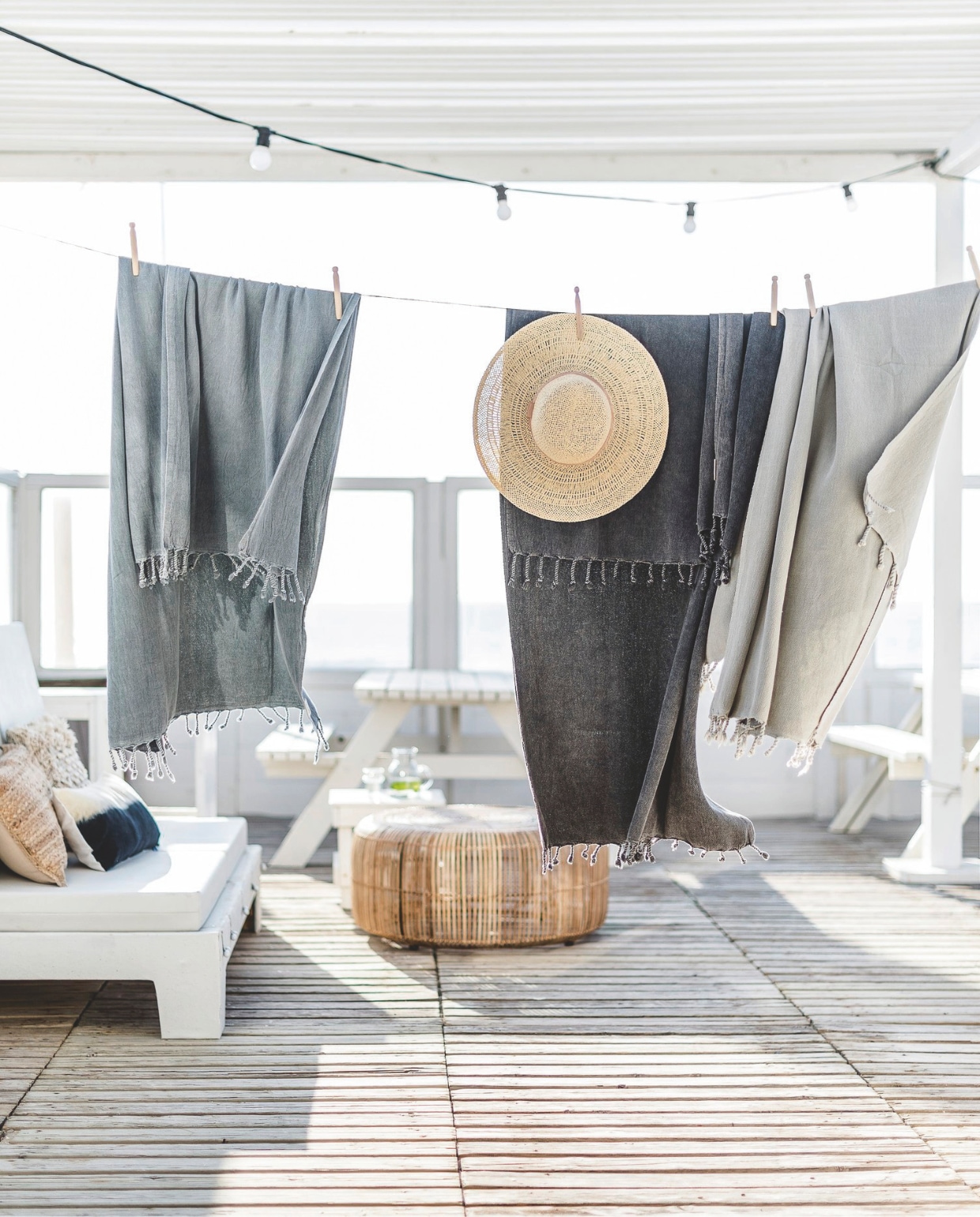 Handdoeken en hoed vtwonen special 01-2026 | styling Kim van Rossenberg | fotografie Sjoerd Eickmans