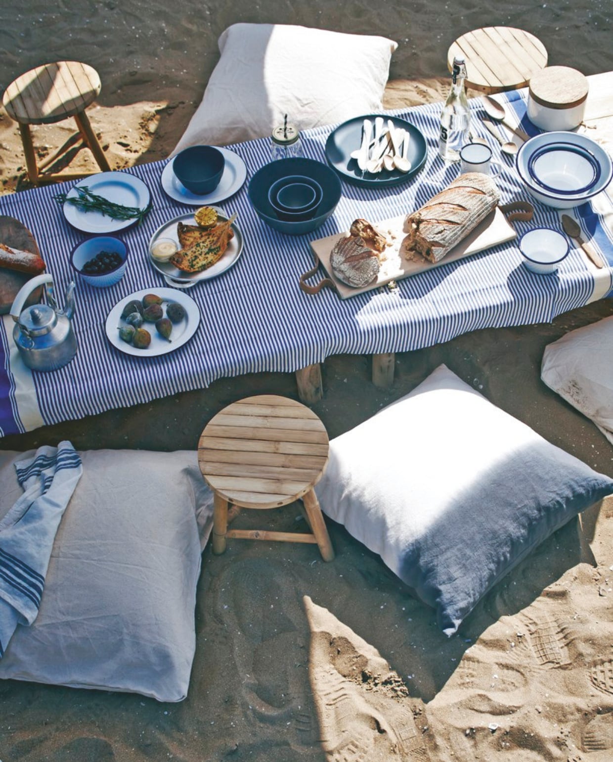 Picknick op het strand vtwonen special 01-2026 | styling Cleo Scheulderman | fotografie Jeroen van der Spek