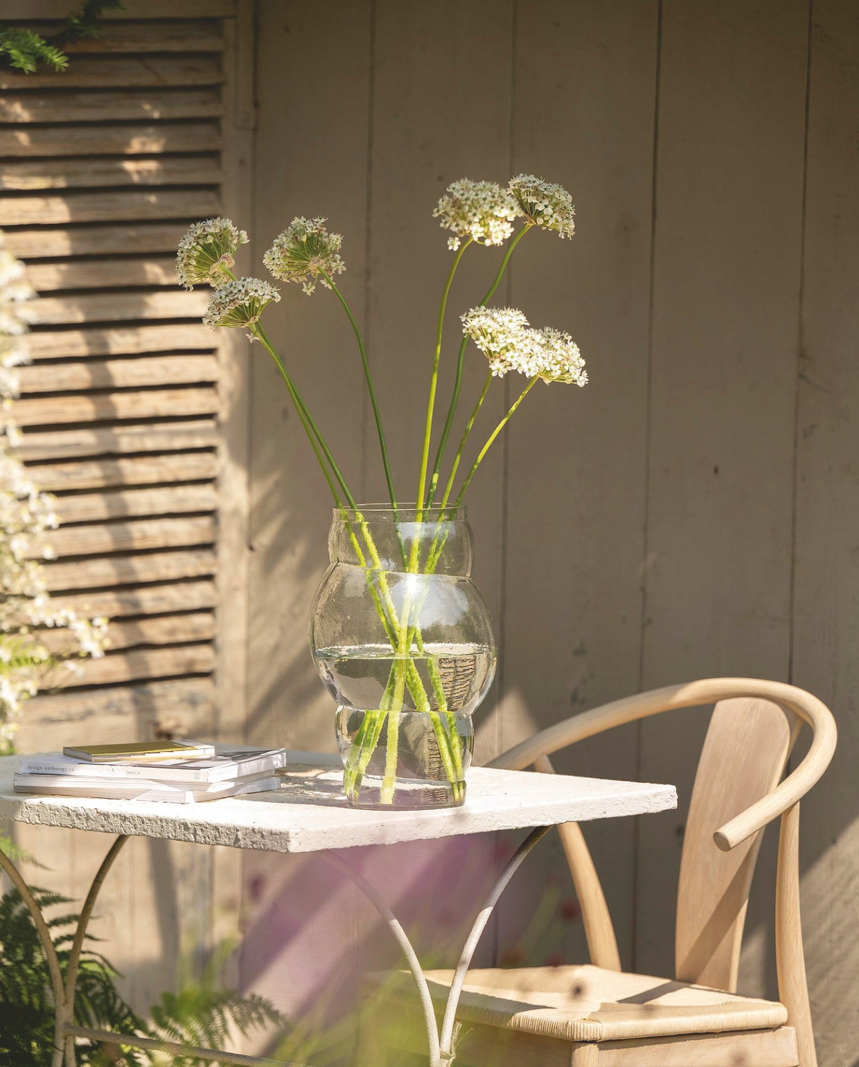 vtwonen vaas, glas, 24x35 cm (Øxh) € 79,95.M.m.v. fonq.nl (eetkamerstoel). Overig privébezit. vtwonen landelijk 03-2025 | styling Sanne Ketelaar | fotografie Stan Koolen