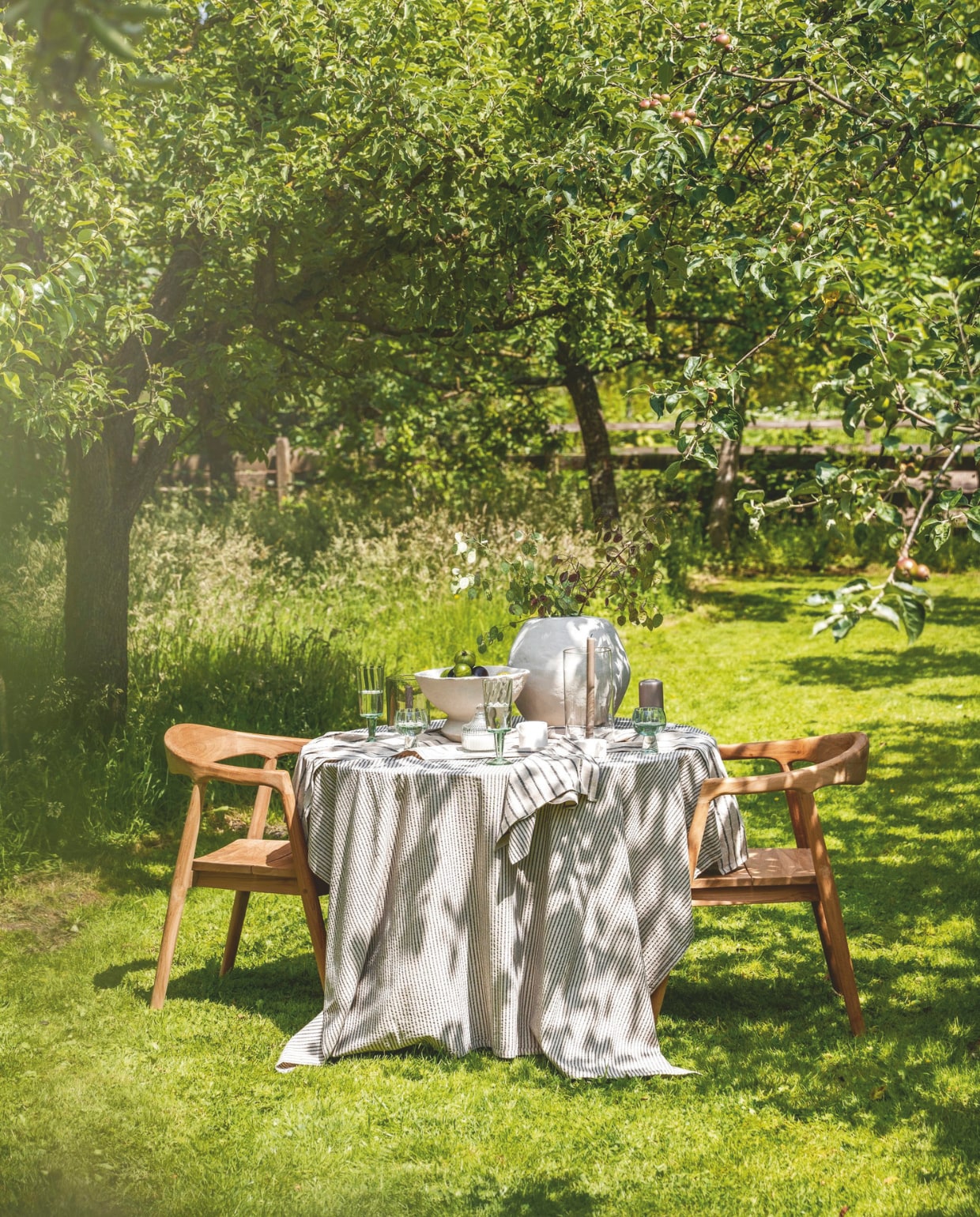 vtwonen tafelkleed, katoen en linnen, blauw en wit, 250x150 cm (lxb)  € 79,95, vtwonen kandelaar, glas, transparant, 13x25 cm (Øxh) € 29,95, vtwonen servetten  katoen en linnen, blauw en wit, 40x40 cm (lxb), set van 2 € 15,95, vtwonen wijnglas, gerecycled glas € 14,95, vtwonen wijnglas retro, gerecycled glas € 14,95.M.m.v. fonq.nl (eetkamerstoelen). Overig privébezit.