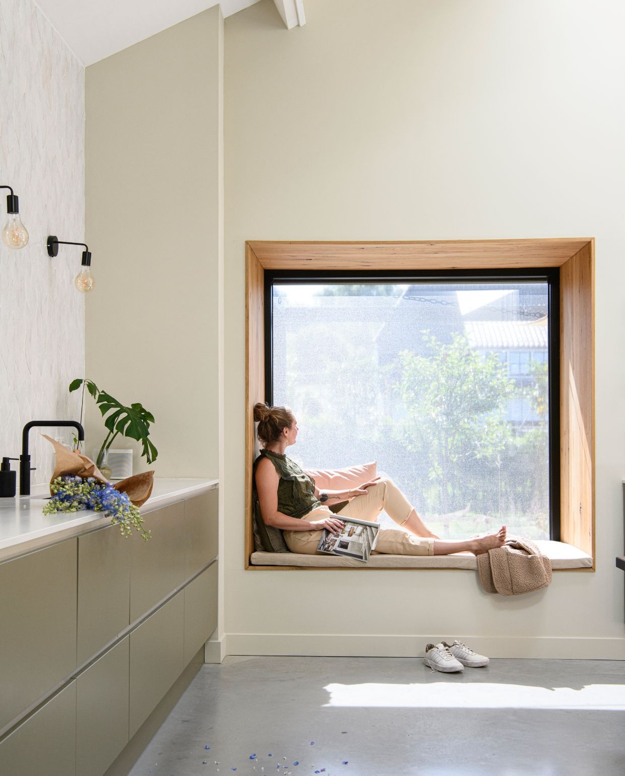 Muurverf Havermout van Gamma. Wandlampen Lucide Scott. Kussen in vensterbank zelfgemaakt. Muziekbox Play 1 van Sonos. vtwonen 03-2026 | styling Marit Saladini | fotografie Louis Lemaire