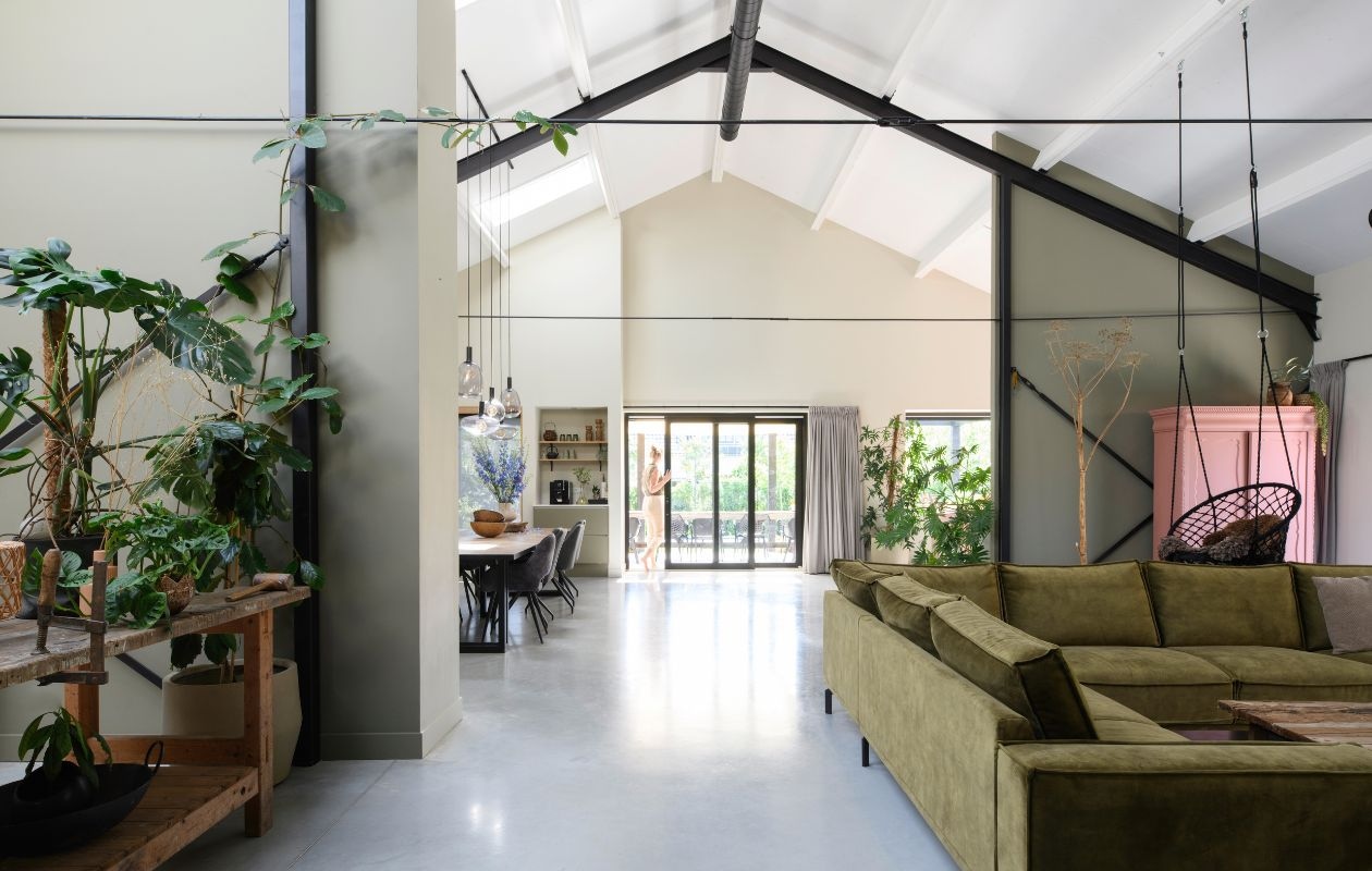 Muurverf RAL 7002 en Havermout van Gamma. Werkbank erfstuk. Gordijnen Kwantum. Eettafel zelf-gemaakt. Eetkamerstoelen Mx Sofa. Hanglampen Alton van Nordlux. Bank Alburg van Profijt Meubel. vtwonen 03-2026 | styling Marit Saladini | fotografie Louis Lemaire