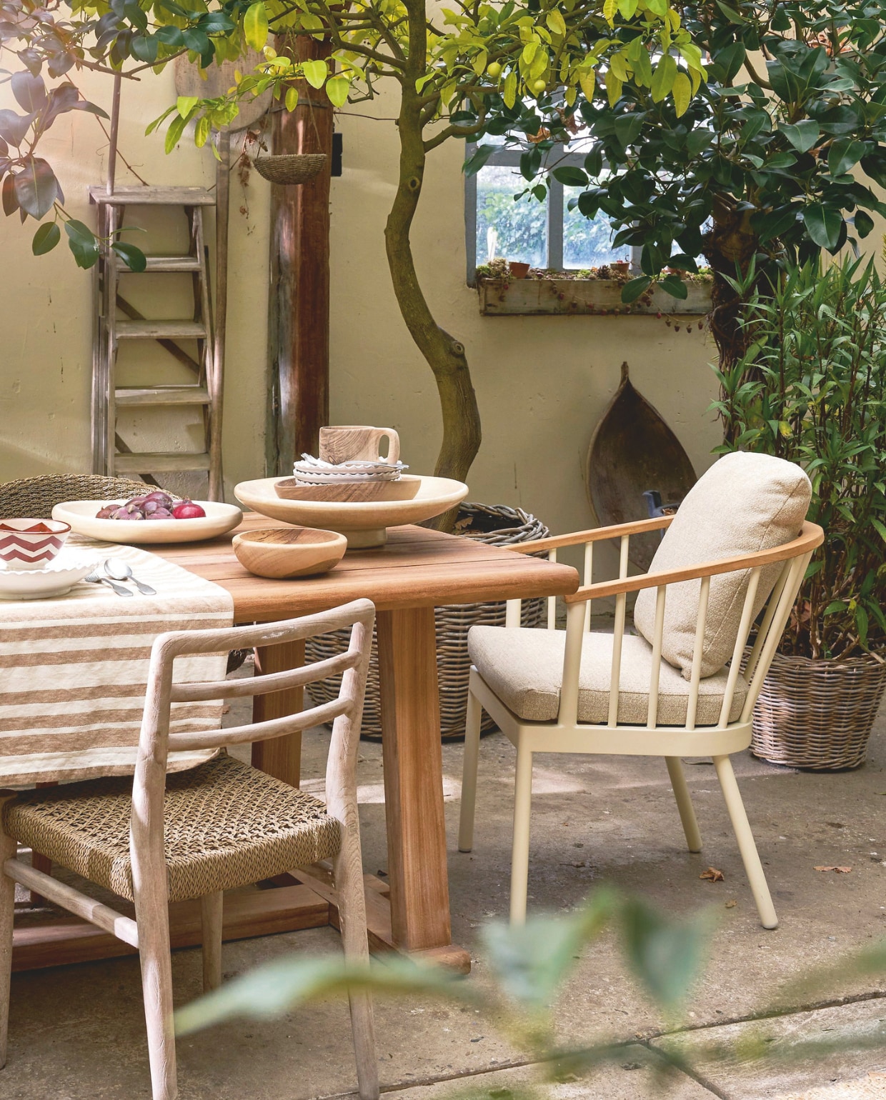 Gommaire eettafel Goss-Nac, teakhout, 250x100x76 cm (lxbxh) € 3224,-, eetkamerstoel Jared, teakhout, 46x47x78 cm (bxdxh) € 444,- (achterhuis.nl). Applebee Stoel Condor, aluminium, teakhout en zachte kussens, oyster, 60x64x78 cm (bxdxh) € 419,- (applebee.nl). Household Hardware borden Zigzag, keramiek, naturel € 21,-, schaal, tadelakt en terracotta, naturel€ 121,-, schaal, hout € 21,(householdhardware.nl). By Mölle tafelkleed, linnen, gestreept € 69,99, By Mölle bestek Brick Lane, roestvrij staal, lepel € 7,-, vork € 7,- mes € 12,- (bymolle.com). Overig privébezit.