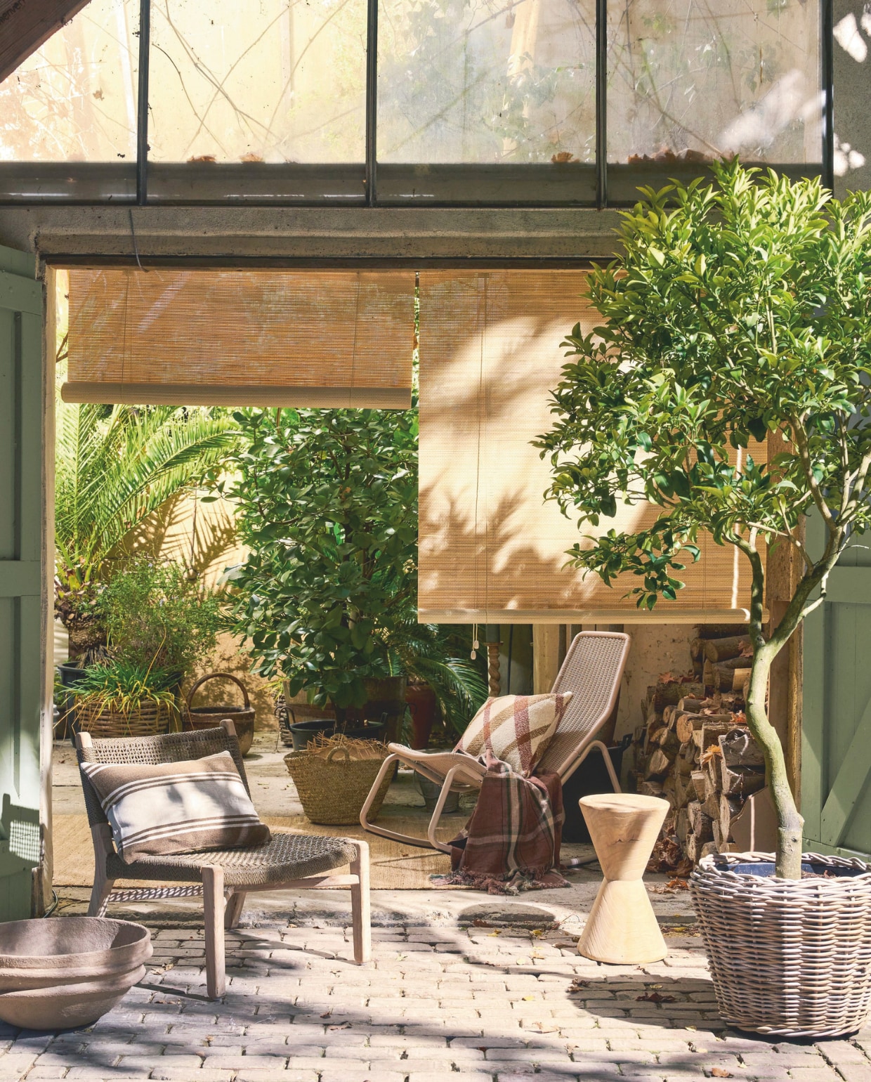 Gommaire loungestoel Easy Fiona, gevlochten wicker met teakhout, natuurlijk grijs, 60x66x67 cm (bxdxh) € 544,50, bijzettafel, hout € 217,80, pot rotan, bruin € 217,80 (achterhuis.nl). HKliving vloerkleed, jute, naturel, 340x240 cm (lxb) € 329,-, Woood schommelstoel Tom, kunststof, zand, 51x91x97 cm (bxdxh) € 159,- (shop.vtwonen.nl). Serax schaal Earth, papier-maché, bruin € 239,- (serax.com). Libeco doek Rowan piece de Lin, linnen, meerkleurig € 247,- (libecohomestores.eu). Household Hardware opbergmand, gevlochten palmblad € 79,50 (householdhardware.nl). Omar Antwerp kussen Stripes May Vary, stof en dons, breed gestreept, crème en bruin, inclusief vulling € 125,-, kussen Oman, stof en dons, geruit, crème en bruin, inclusief vulling € 165,- (omar-antwerp.be). Bamboebaas rolgordijnen Luca, bamboe, naturel, 80x160 cm (bxh) € 18,95 (bamboebaas.nl). Overig privébezit. vtwonen Landelijk 03-2026 | fotografie Jeroen van der Spek | styling Cleo Scheulderman