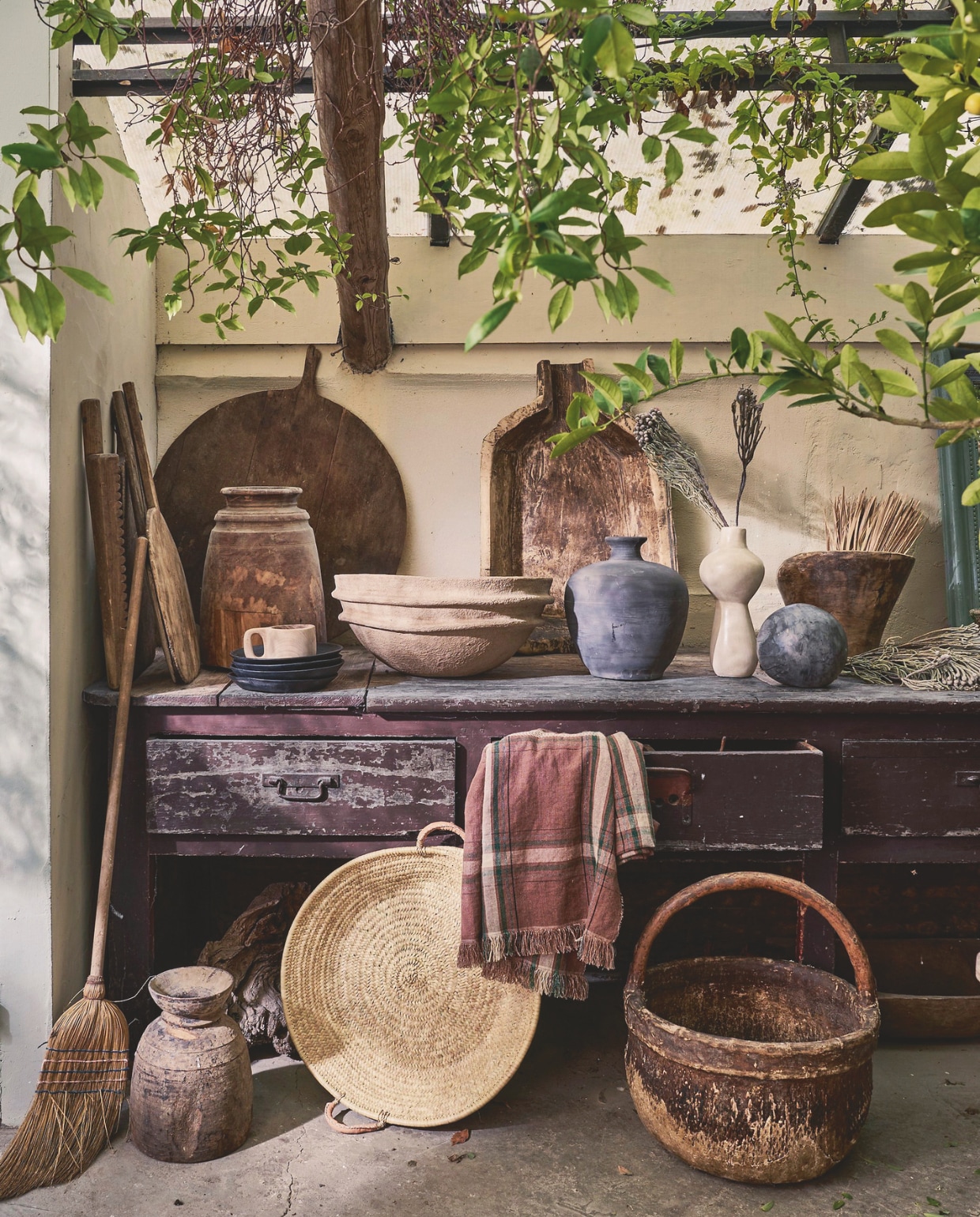 ’t Achterhuis potten, hout vanaf € 150,-, oude mand met hengsel, riet, vanaf € 200,-, schaal hoog, hout € 151,25, bol, zwart € 36,30, kruikvaas, zwart € 102,85, borden, hout, zwart € 39,93, schaal met handvat, hout, vanaf € 121,- (achterhuis.nl). Household Hardware beker, hout € 49,50 (householdhardware.com). Libeco doek Rowan piece de Lin, linnen € 247,- (libecohomestores.eu). Soortgelijke Franse werkbank, hout, prijs op aanvraag (burbriantiek.nl). Broodplanken Marktplaats. Serax schaal Earth, papier-maché, bruin € 239,- (serax.com). Overig privébezit. vtwonen Landelijk 03-2026 | fotografie Jeroen van der Spek | styling Cleo Scheulderman