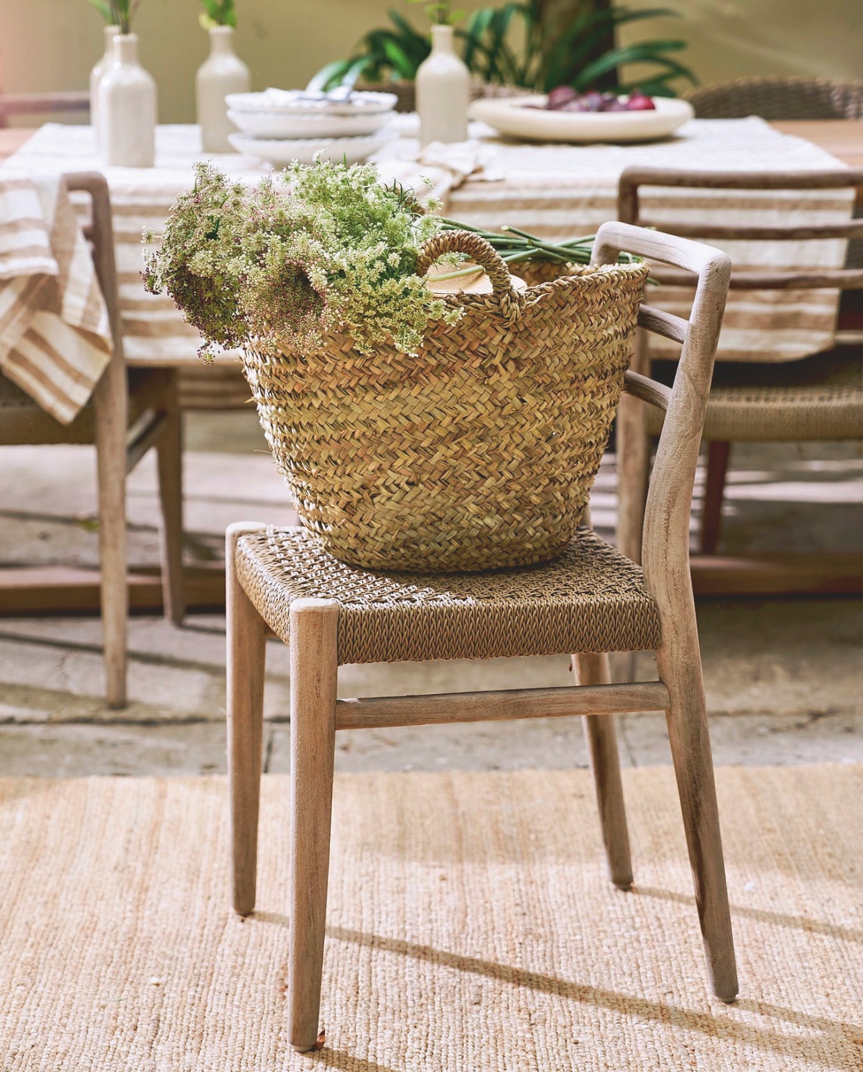 ’t Achterhuis eetkamerstoel Jared, teakhout 46x47x78 cm (bxdxh)€ 444,- (achterhuis.nl). Household Hardware mand van gevlochten palmblad € 79,50 (householdhardware.nl). vtwonen Landelijk 03-2026 | fotografie Jeroen van der Spek | styling Cleo Scheulderman