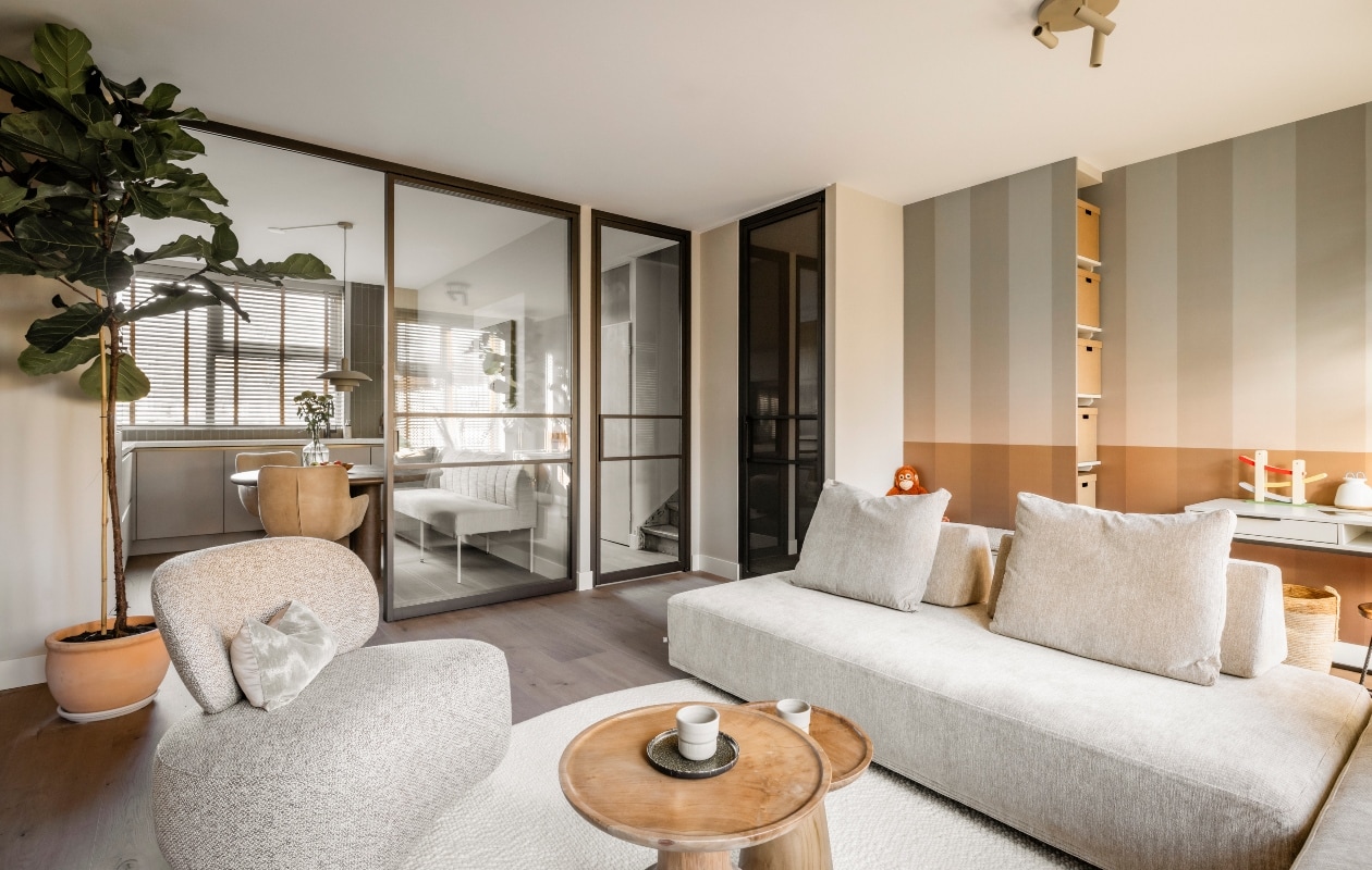 vtwonen Weer verliefd op je huis aflevering 6 seizoen 24 2026, zithoek
 vtwonen Weer verliefd op je huis aflevering 6 seizoen 24 | styling Frans Uyterlinde | fotografie Sonja Velda