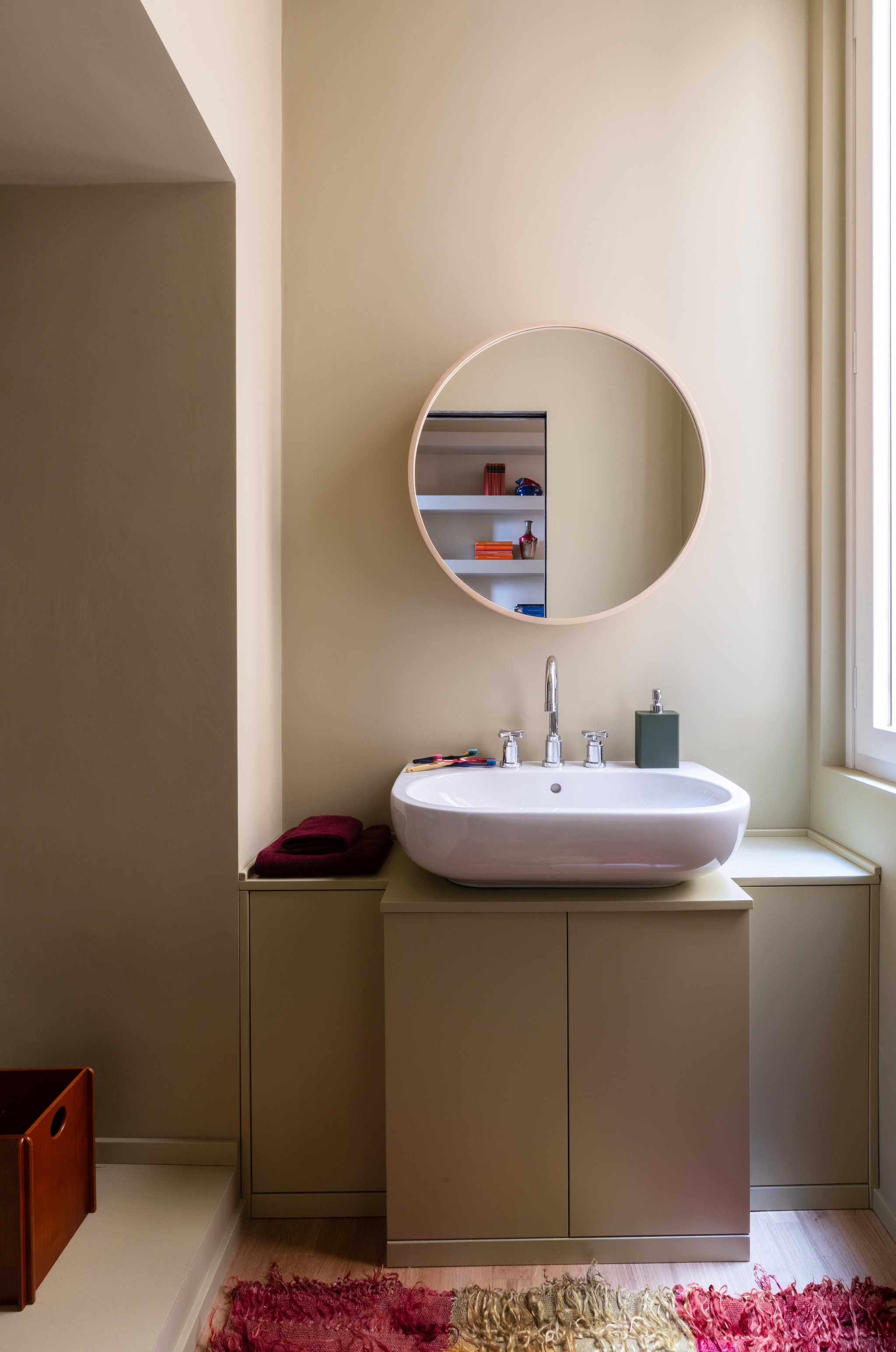 Badkamermeubel en spiegel maatwerk. Handgeknoopt Filikli-tapijt Altai. Zeepdispenser Geelli. Vintage houten krat via Gaiahomeproject. vtwonen Design 06-2026 | fotografie Monica Spezia