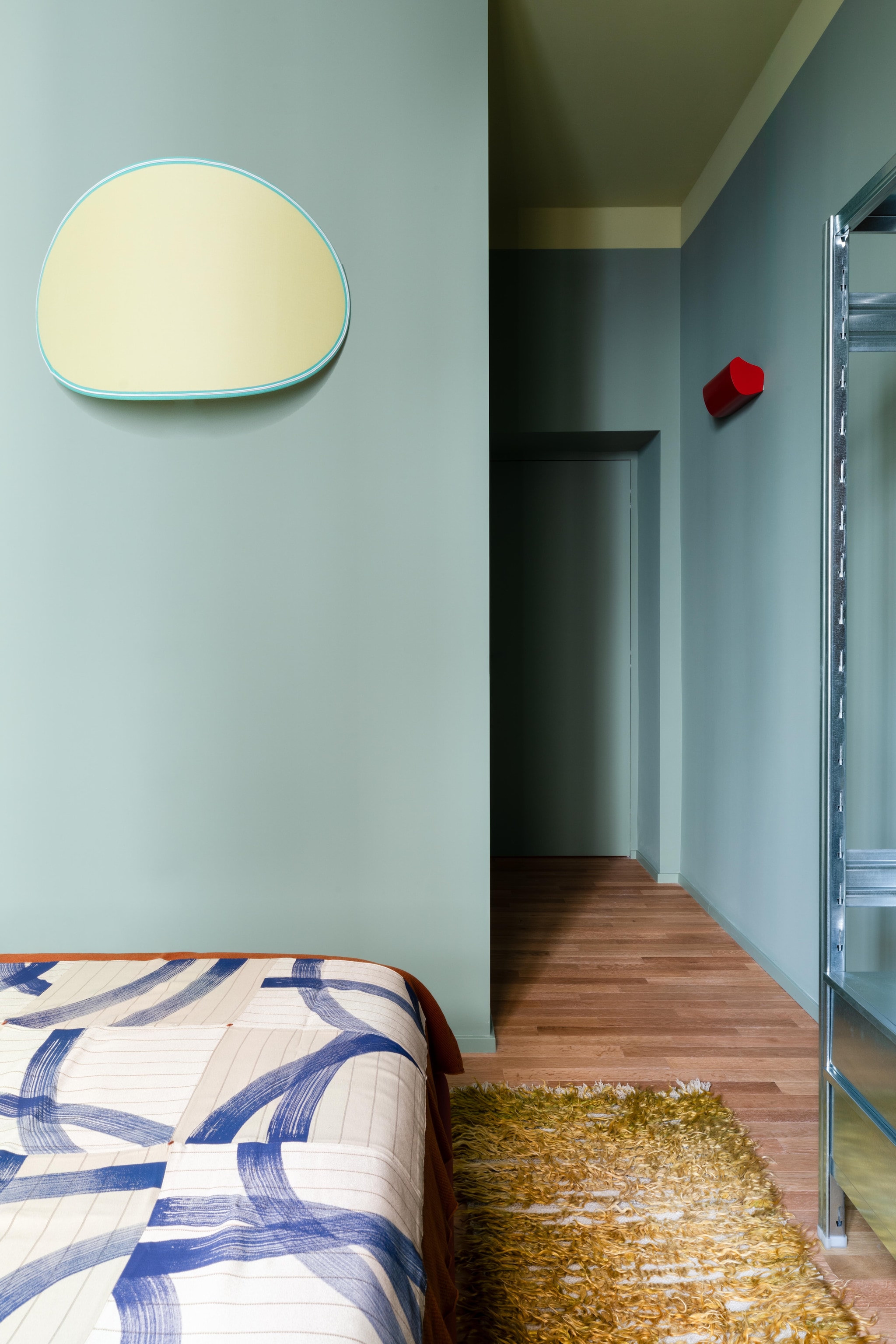 Sprei Loads of Lines Blanket #8 van Redduo. Wandlamp Easy Wall van Servomuto. Filikli-tapijt Altai. vtwonen Design 06-2026 | fotografie Monica Spezia
