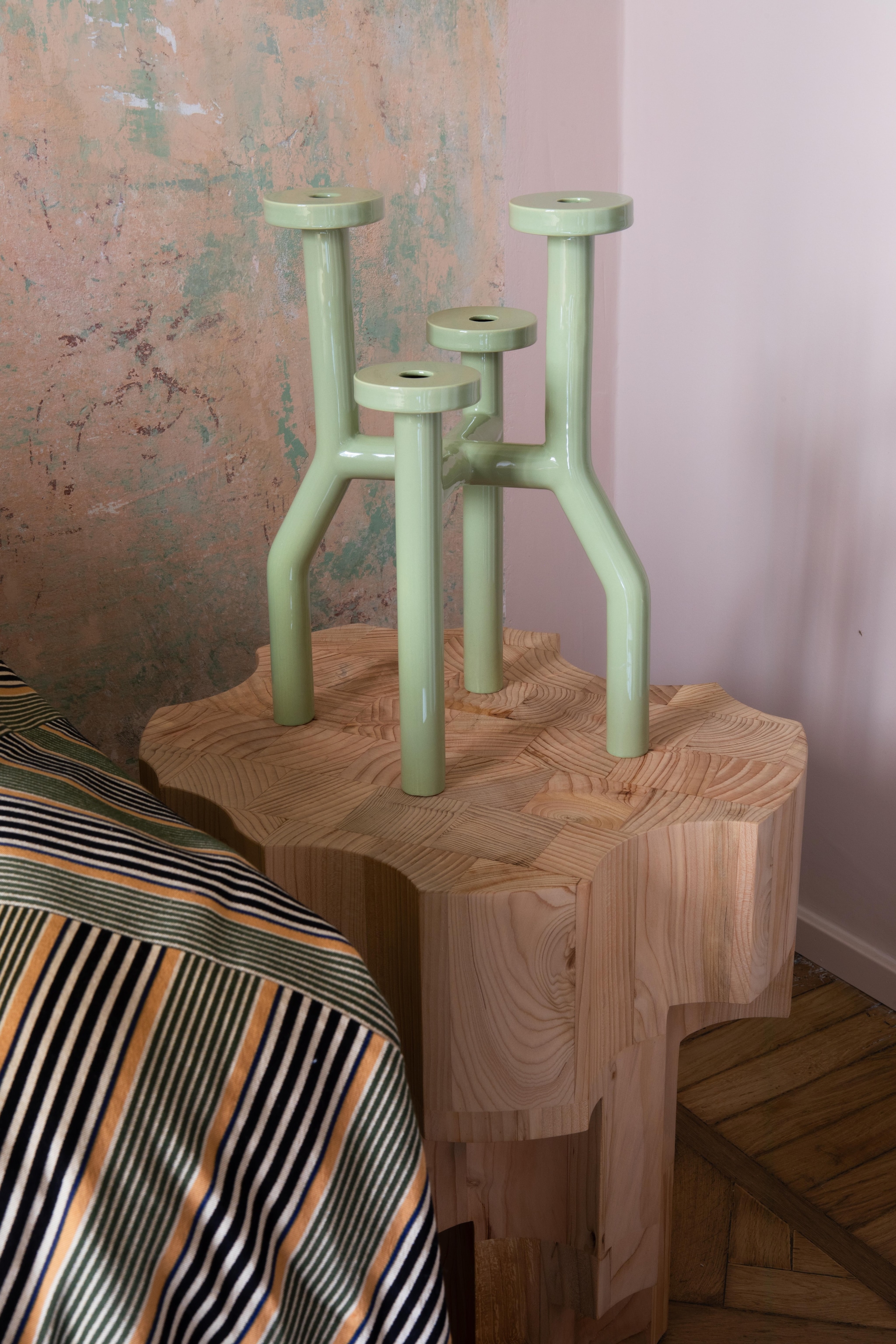 Bijzettafel Altar van Tacchini. Vaas Pistacchio Green Four Legged van Tu Bi. Plaid Loads of Lines #6 van Redduo. vtwonen Design 06-2026 | fotografie Monica Spezia