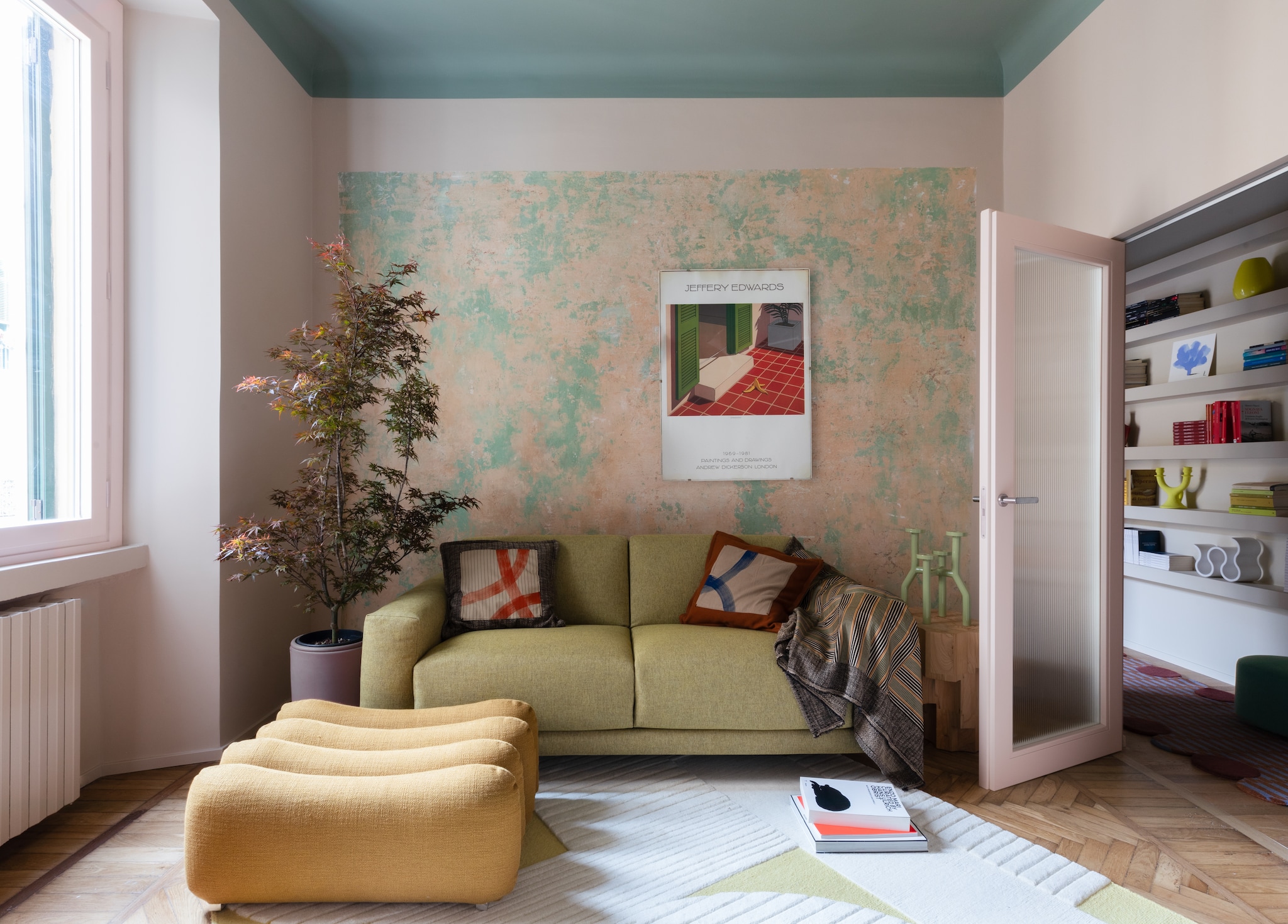 Bank Naxos van Dienne Salotti. Poef Additional System en bijzettafel Altar van Tacchini. Plaid Loads of Lines #6 en kussens Loads of Lines Single Ritual #2 van Redduo. Tapijt Le Tapis Nomade van Cc-tapis. Vaas Pistachio Green Four Legged van Tu Bi. Vintage kunstwerk Determination van Jeffery Edwards via Gaiahomeproject. vtwonen Design 06-2026 | fotografie Monica Spezia