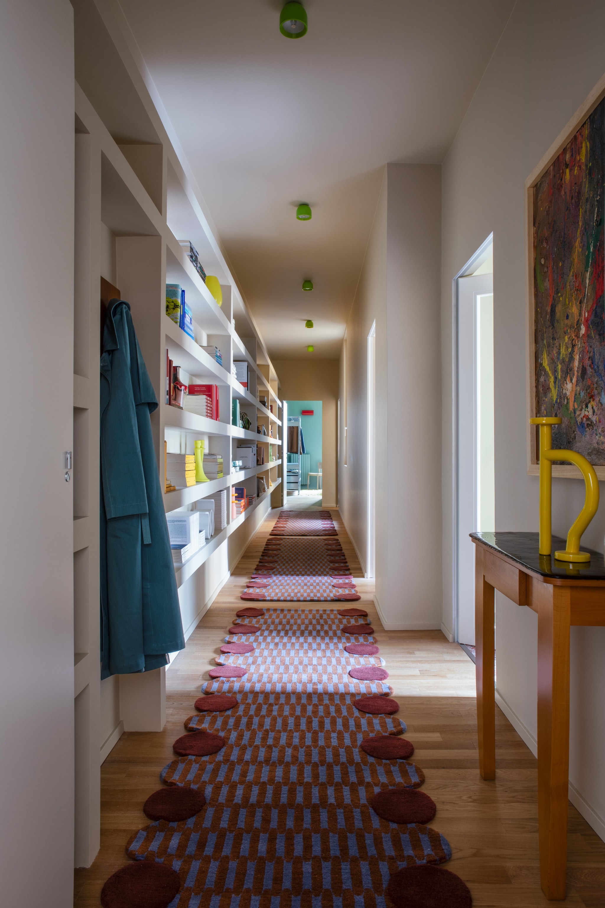 Vloerkleden Paisage Corridor van Cc-tapis. Vintage houten dressoir met een blad van bubbelglas via Gaiahomeproject. Gele vaas Tu Bi. Kunstwerk Marco Missiroli. Spots Wan Spot van Flos. vtwonen Design 06-2026 | fotografie Monica Spezia