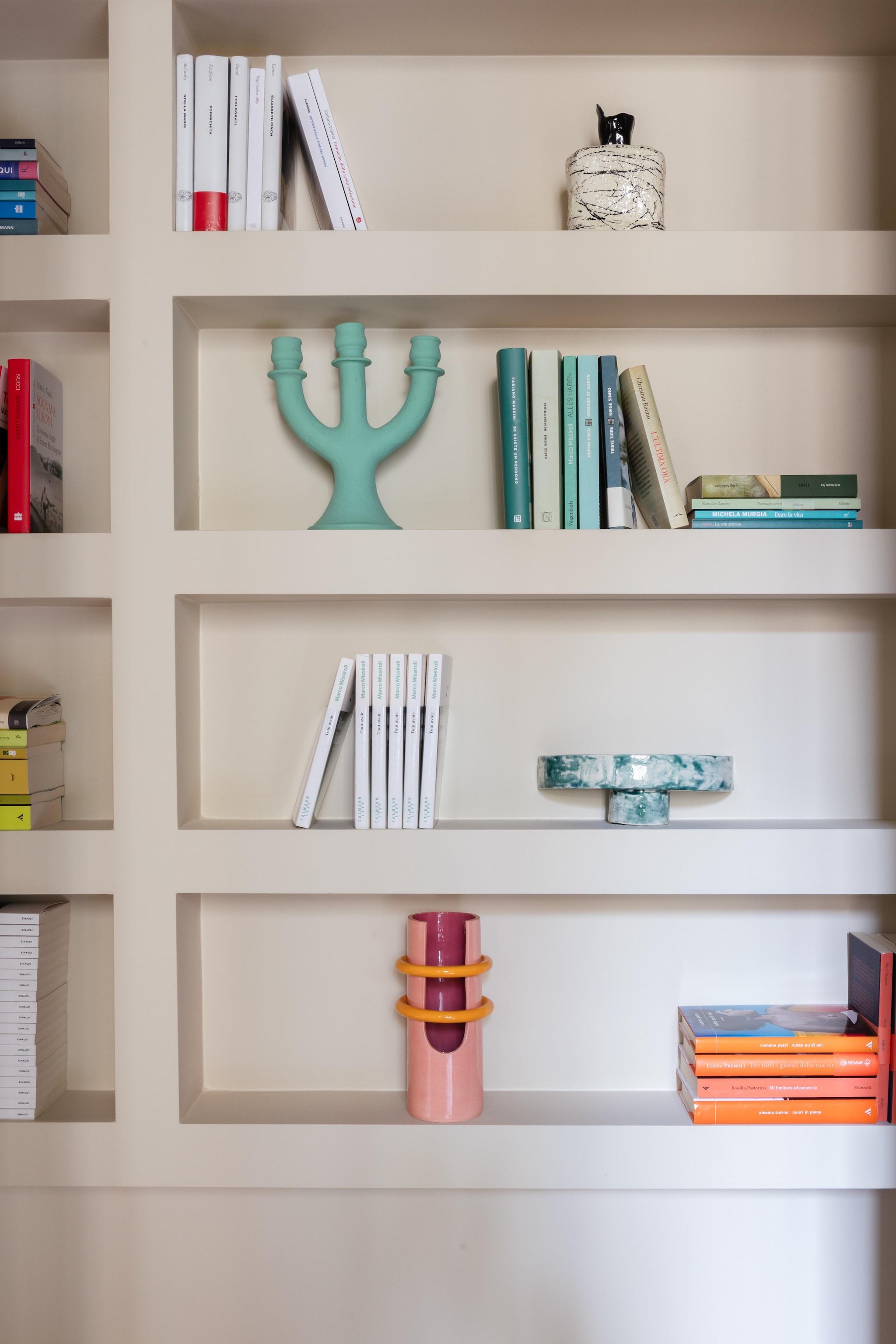 Roze vaas Oro van Arianna De Luca. Muntbakje, kandelaar en vintage vaas via Gaiahomeproject. Boeken uit eigen collectie. vtwonen Design 06-2026 | fotografie Monica Spezia