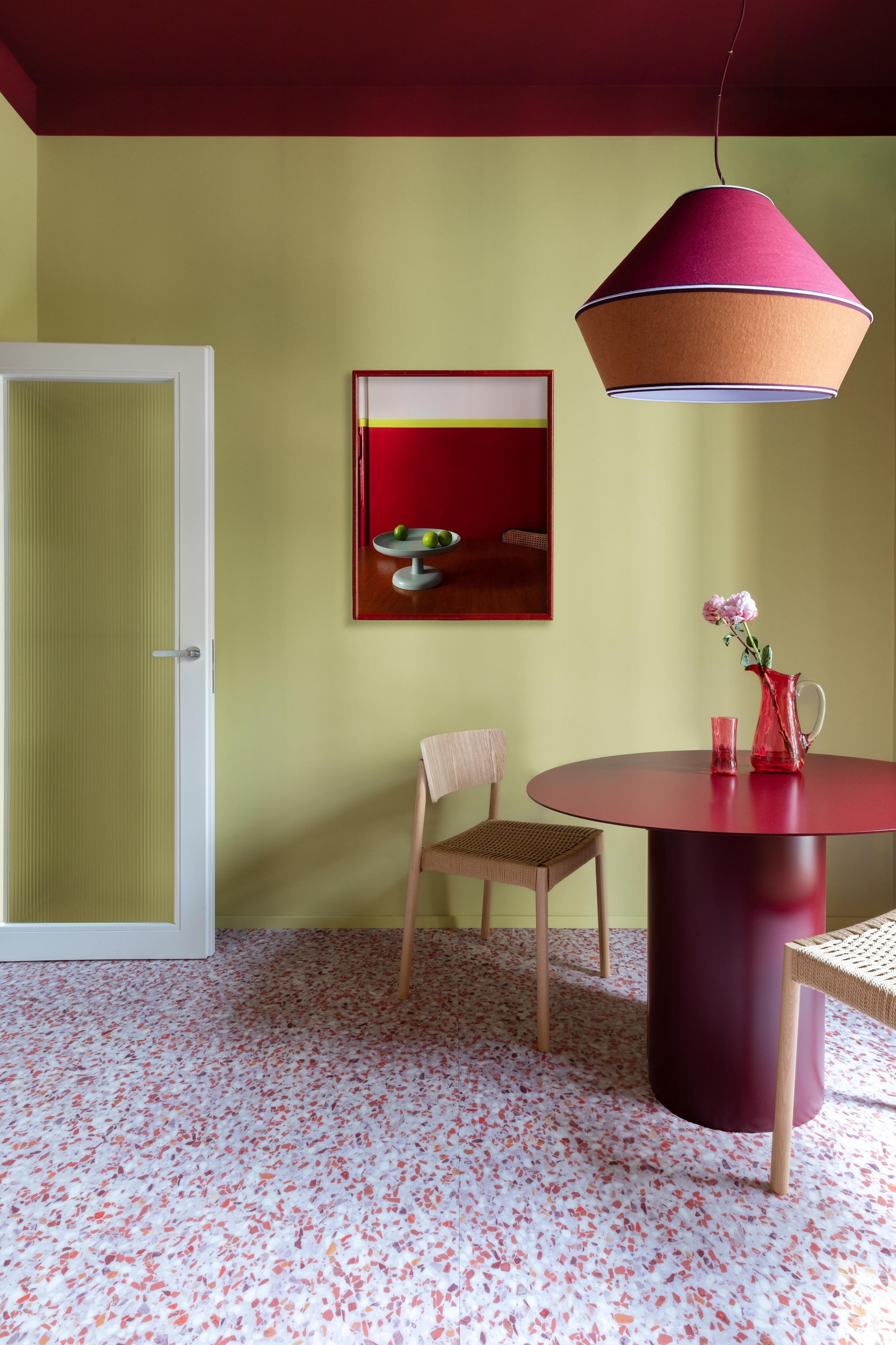 Tafel Chiodo van Marco Ripa, maatwerk. Stoelen Danny van Westwing Collection. Hanglamp Meringa van Servomuto. Vintage karaf en glas Gaiahomeproject. Fotokunstwerk van Monica Spezia.