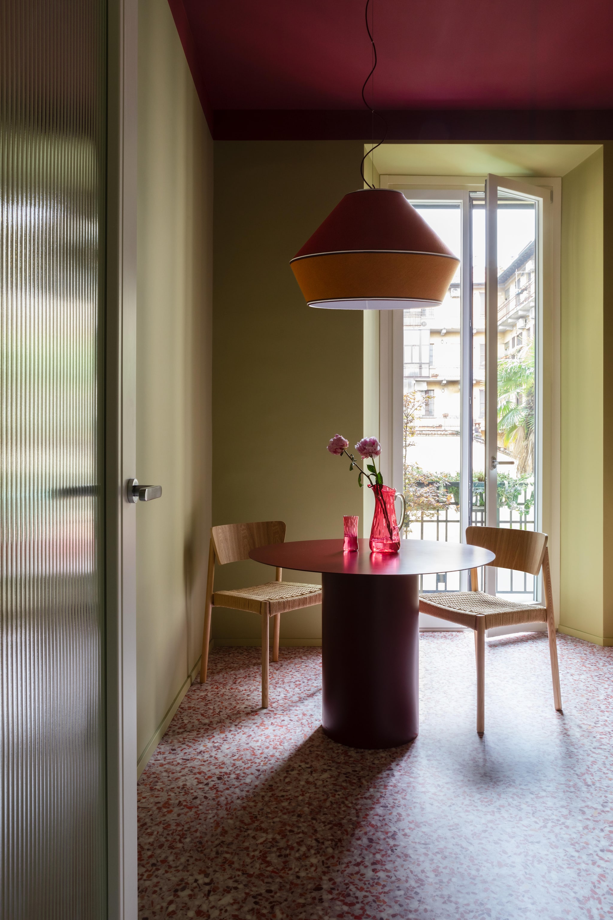 Tafel Chiodo van Marco Ripa, maatwerk. Stoelen Danny van Westwing Collection. Hanglamp Meringa van Servomuto. Vintage karaf en glas Gaiahomeproject. vtwonen Design 06-2026 | fotografie Monica Spezia