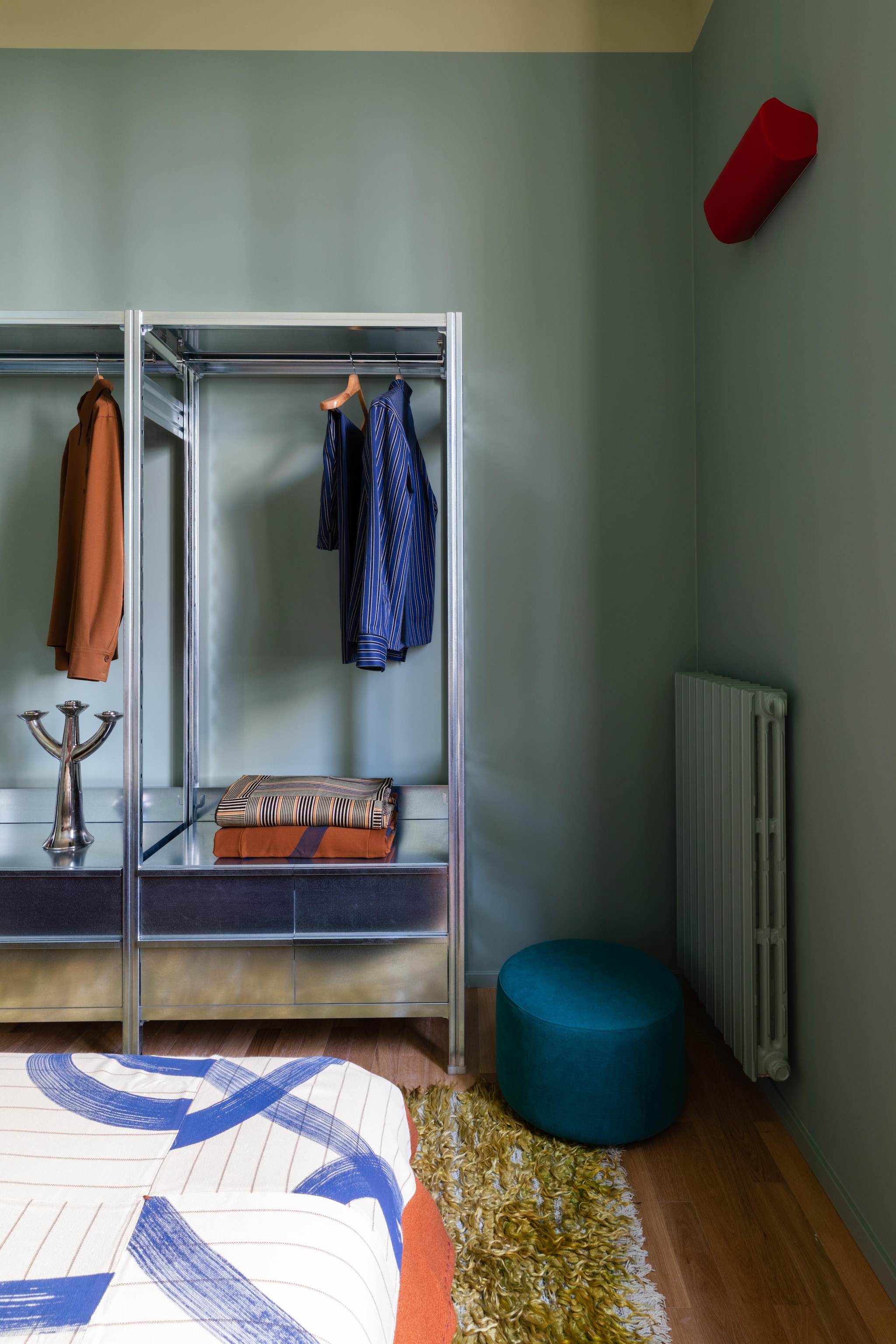 Garderobekast in verzinkt staal Situér Milano. Dekens uit de Loads of Lines-collectie van Redduo. Kleding Cabinet Milano. Maatwerk poef. Wandlamp Applique Radieuse van Nemo. vtwonen Design 06-2026 | fotografie Monica Spezia