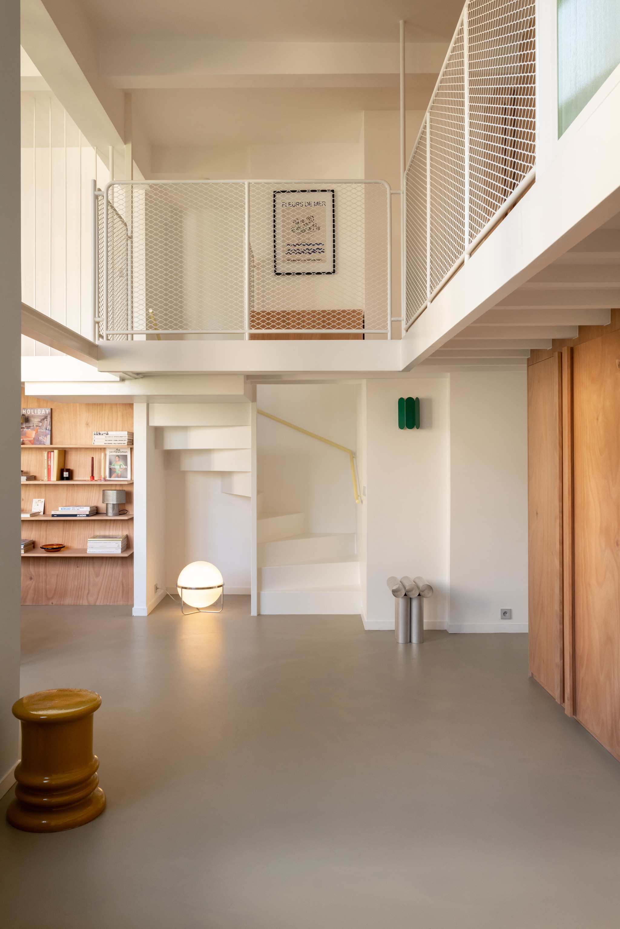Vloerlamp en kruk Jean-Pierre Garrault voor Monoprix. Kruk Septem van Axel Chay in aluminium. vtwonen Design 06-2026 | fotografie Agathe Tissier | productie Living Agency