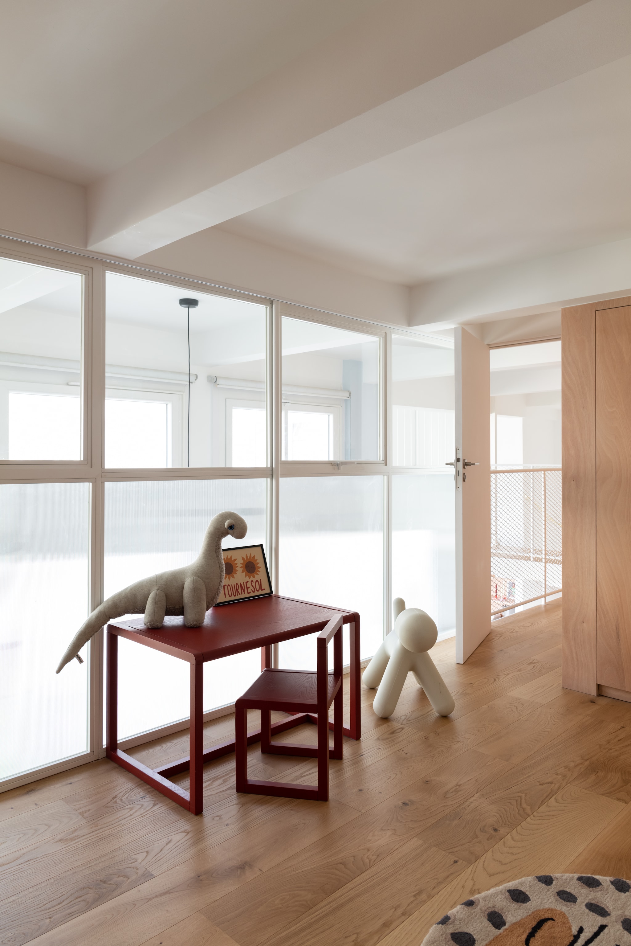 Bureau en stoel Little Architect van Ferm Living. vtwonen Design 06-2026 | fotografie Agathe Tissier | productie Living Agency