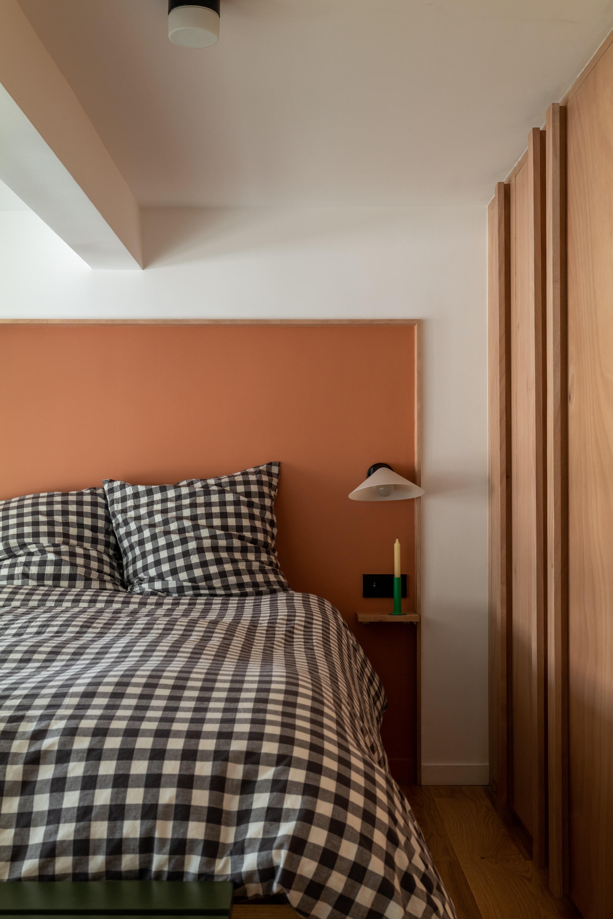 Muurverf Rose Menuet van Seigneurie. Nachtlampen Plume. Nis als hoofdbord in wandafwerking, omlijst in okoumé multiplex. vtwonen Design 06-2026 | fotografie Agathe Tissier | productie Living Agency