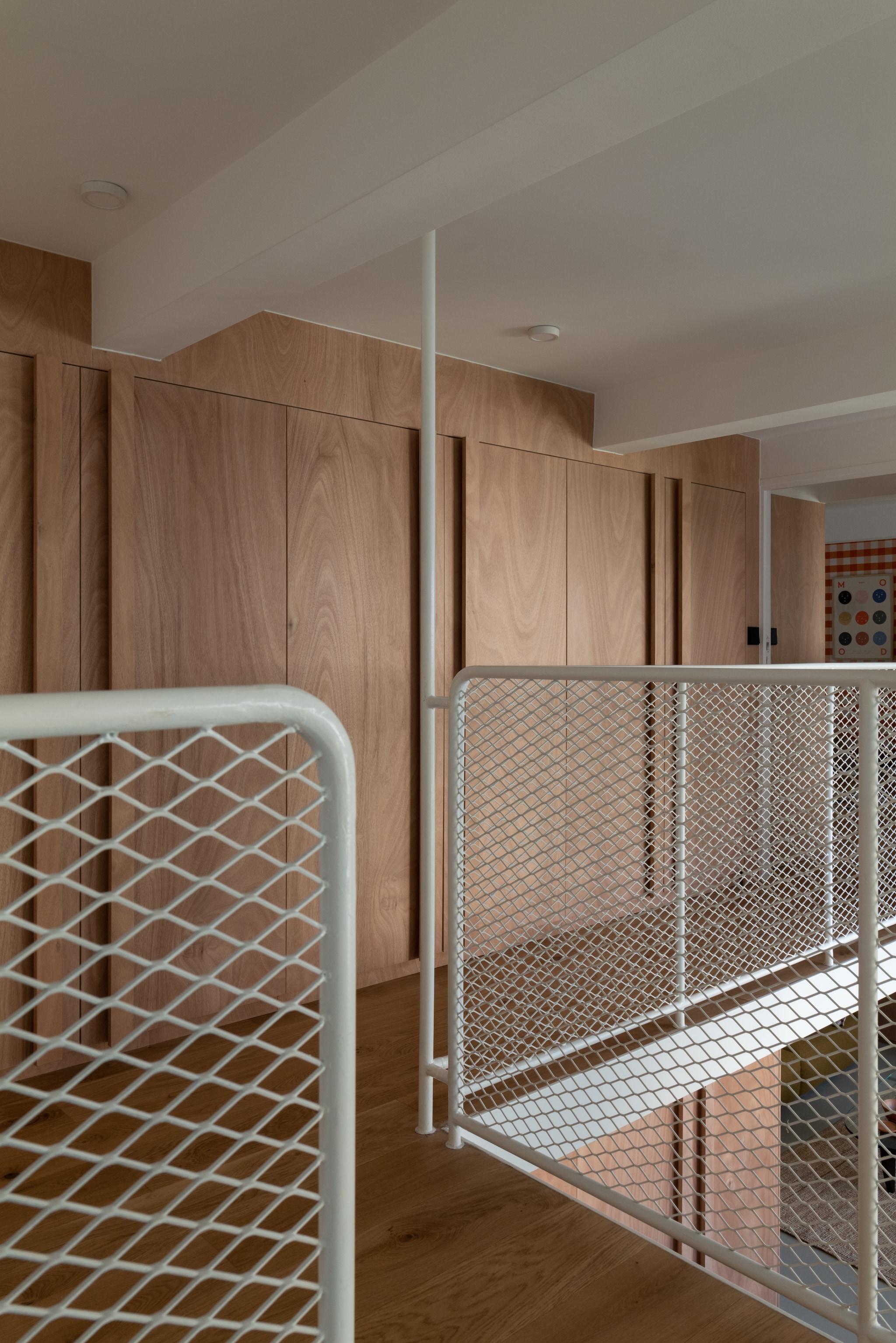 Kasten maatwerk in okoumé multiplex. vtwonen Design 06-2026 | fotografie Agathe Tissier | productie Living Agency