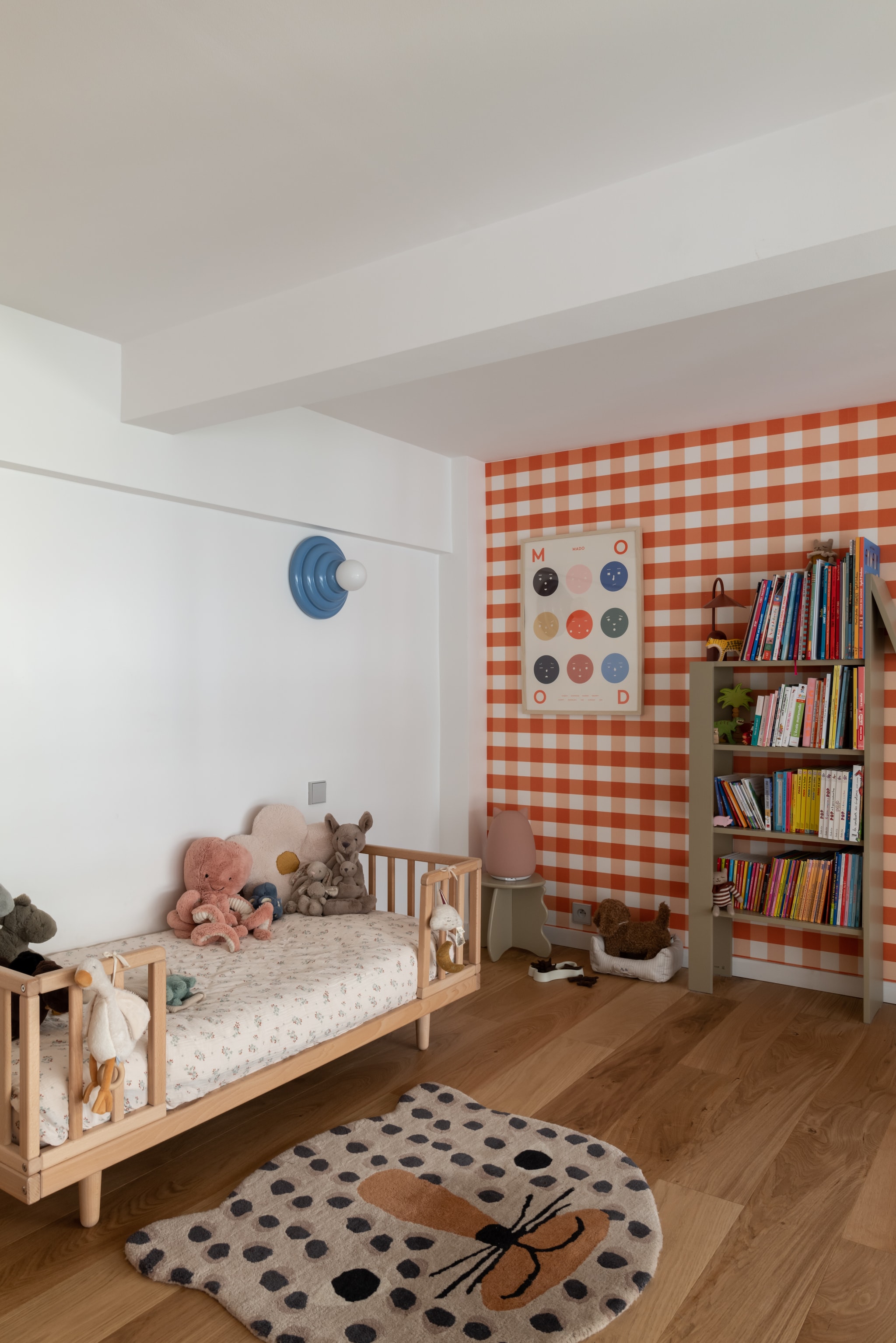 Behang Bonjour Georges x Mathilde Cabanas. Bed Fantin. Vloerkleed Oyoy Living Design. Boekenkast Giraffe van Ferm Living. Wandlamp Monoprix x Axel Chay. vtwonen Design 06-2026 | fotografie Agathe Tissier | productie Living Agency