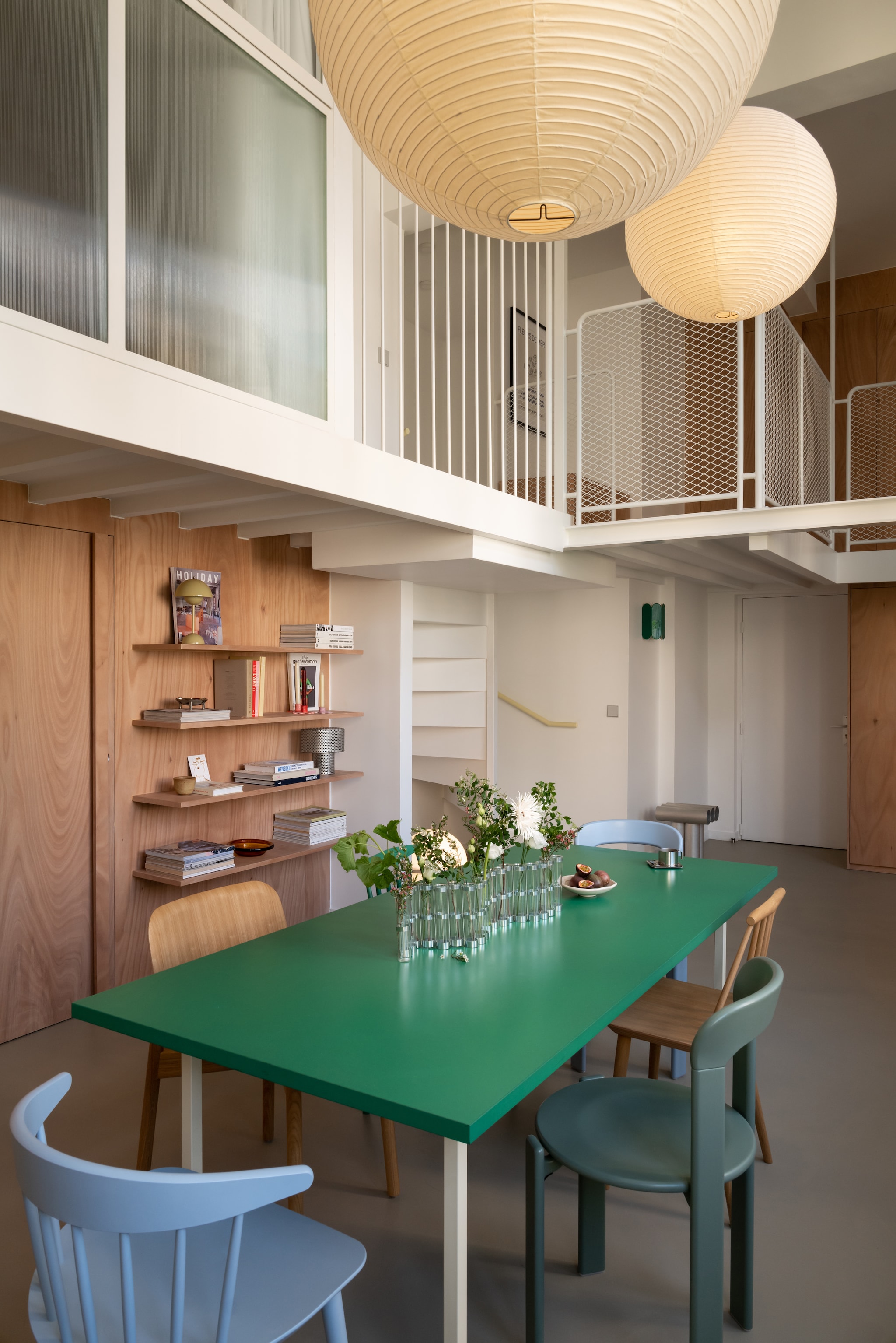 Wandplanken maatwerk. Tafel van Muller Van Severen voor Hay. Stoelen J77 en J104, Rey en Soft Edge van Hay. Hanglampen Akari van Isamu Noguchi voor Vitra. Vaas Tsé & Tsé. vtwonen Design 06-2026 | fotografie Agathe Tissier | productie Living Agency