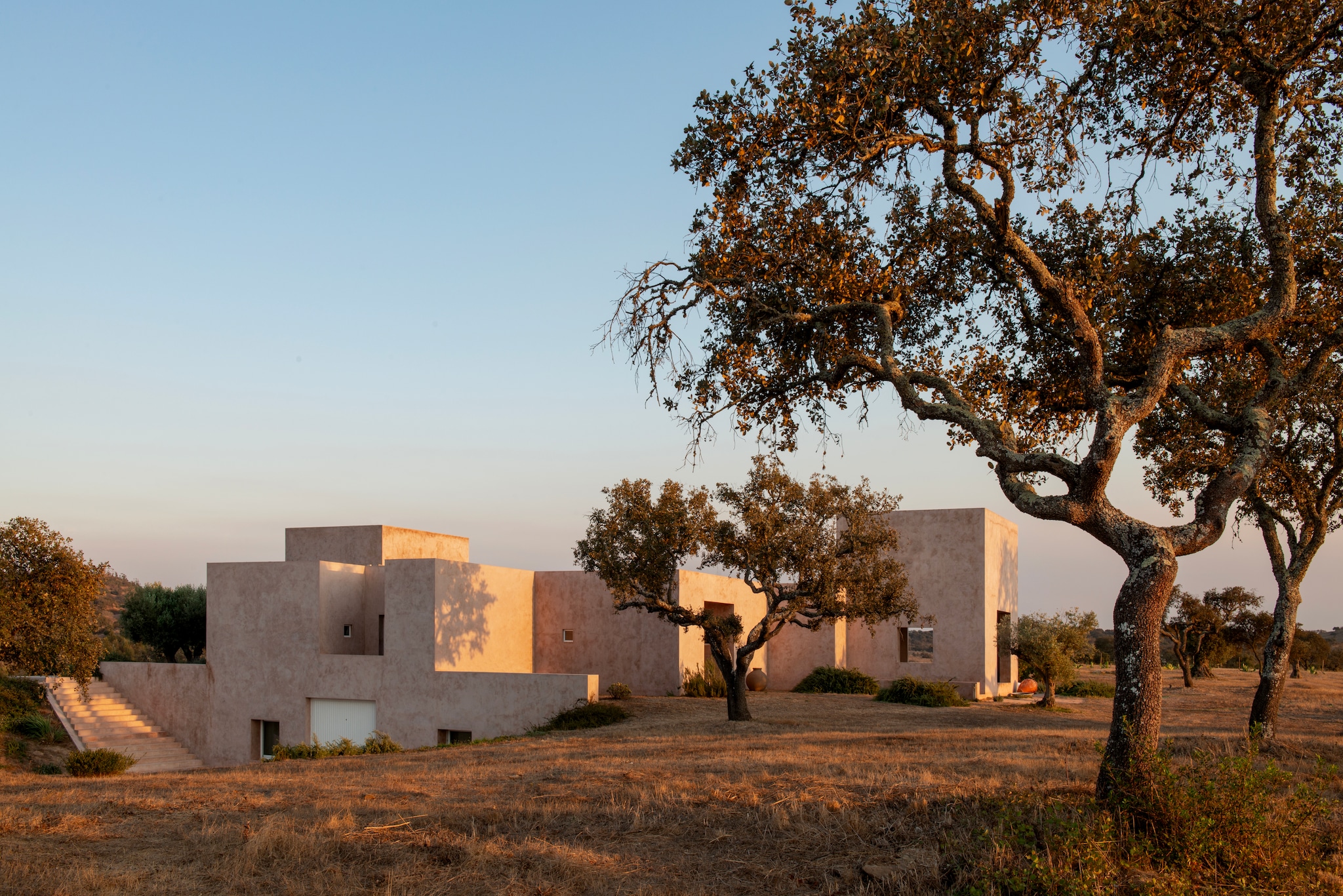 Met een betonnen ruggengraat en zandroze tadelakt als huid gaf architect Bak Gordon het huis zijn uitgesproken, heldere lijnen. vtwonen Design 06-2026 | styling Laurence Dougier | fotografie Nicolas Mathéus