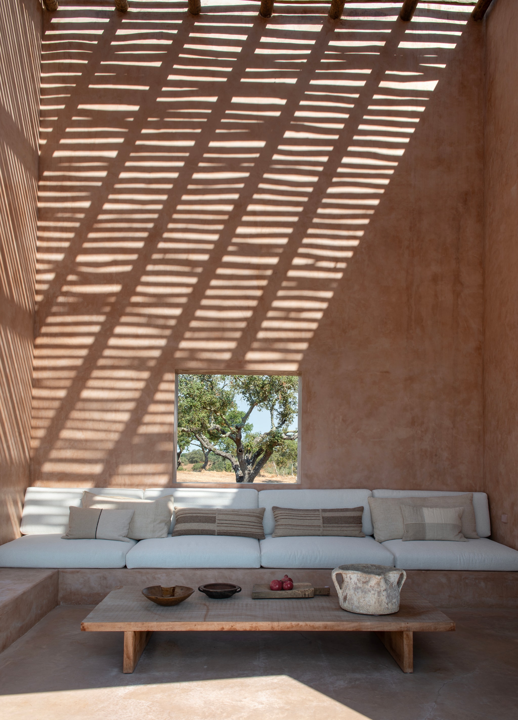 Bank maatwerk. Kussens Zara Home. Antieke tafel, houten schalen en terracotta potten werden in lokale winkels gevonden. vtwonen Design 06-2026 | styling Laurence Dougier | fotografie Nicolas Mathéus