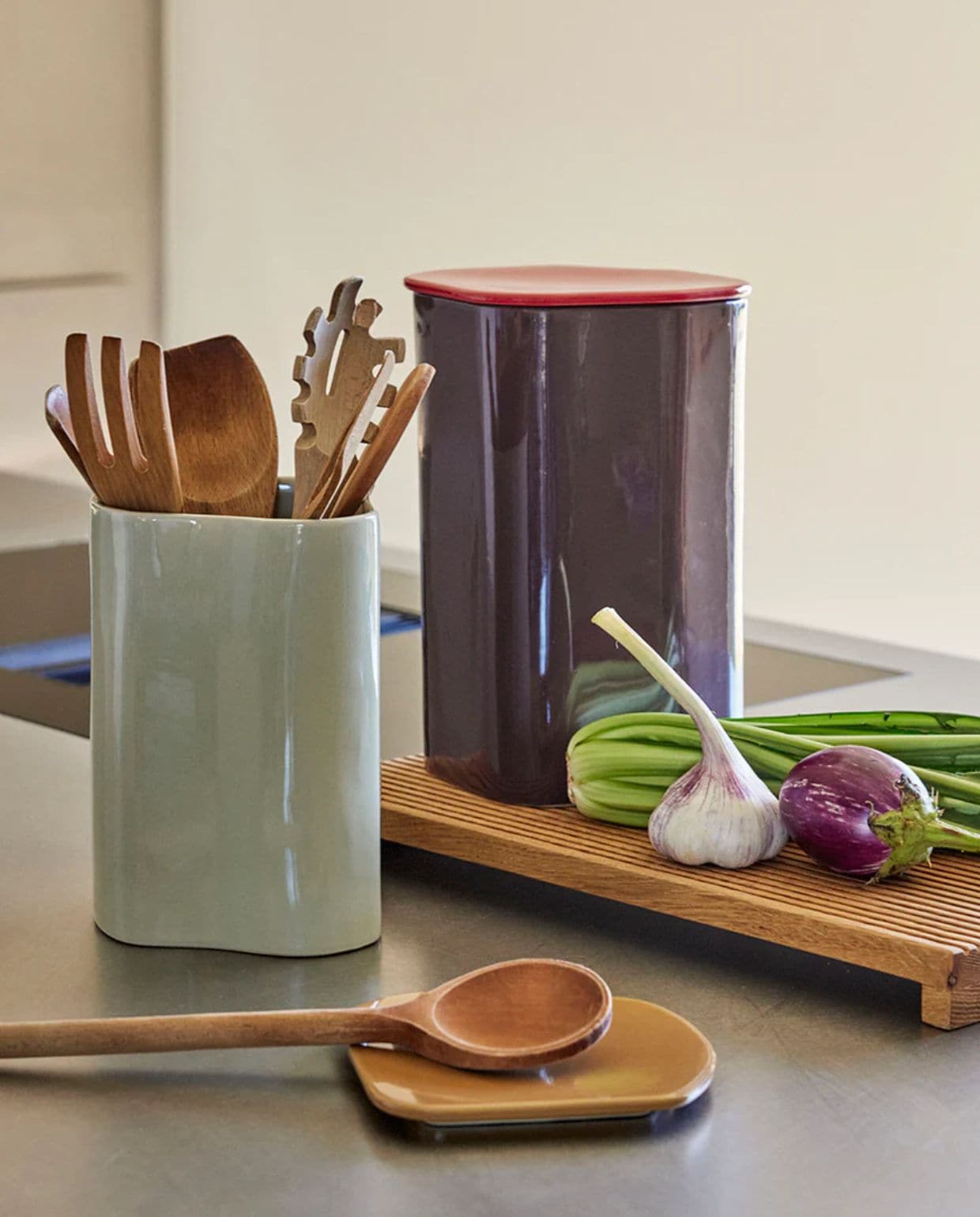 Hübsch bus met deksel Amare - steenpoeder - ø17xh26cm