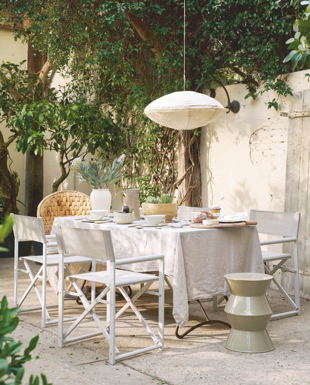 Stoel Director in Dust, aluminium en stof, 56x49x81 cm (bxdxh) € 99,95. M.m.v. pietjonker.nl (tafel), nordal.com (gevlochten stoel, servies, kruk, kan), madamstoltz.nl (hanglamp, houten schaal en snijplank). Overig privébezit. vtwonen 03-2025 | styling Cleo Scheulderman | fotografie Jeroen van der Spek