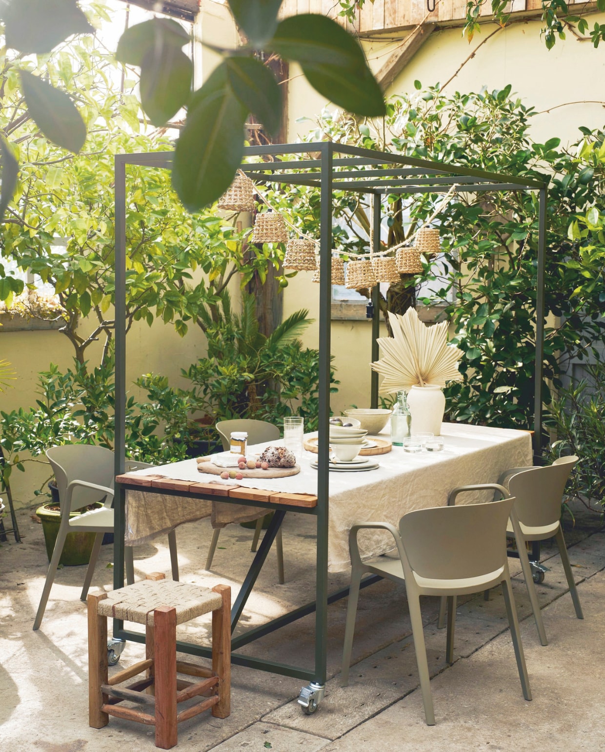 vtwonen tuinmeubels tuintafel Blue SkyTuintafel Blue Sky op wielen in Camouflage Groen vtwonen 03-2025 | styling Cleo Scheulderman | fotografie Jeroen van der Spek