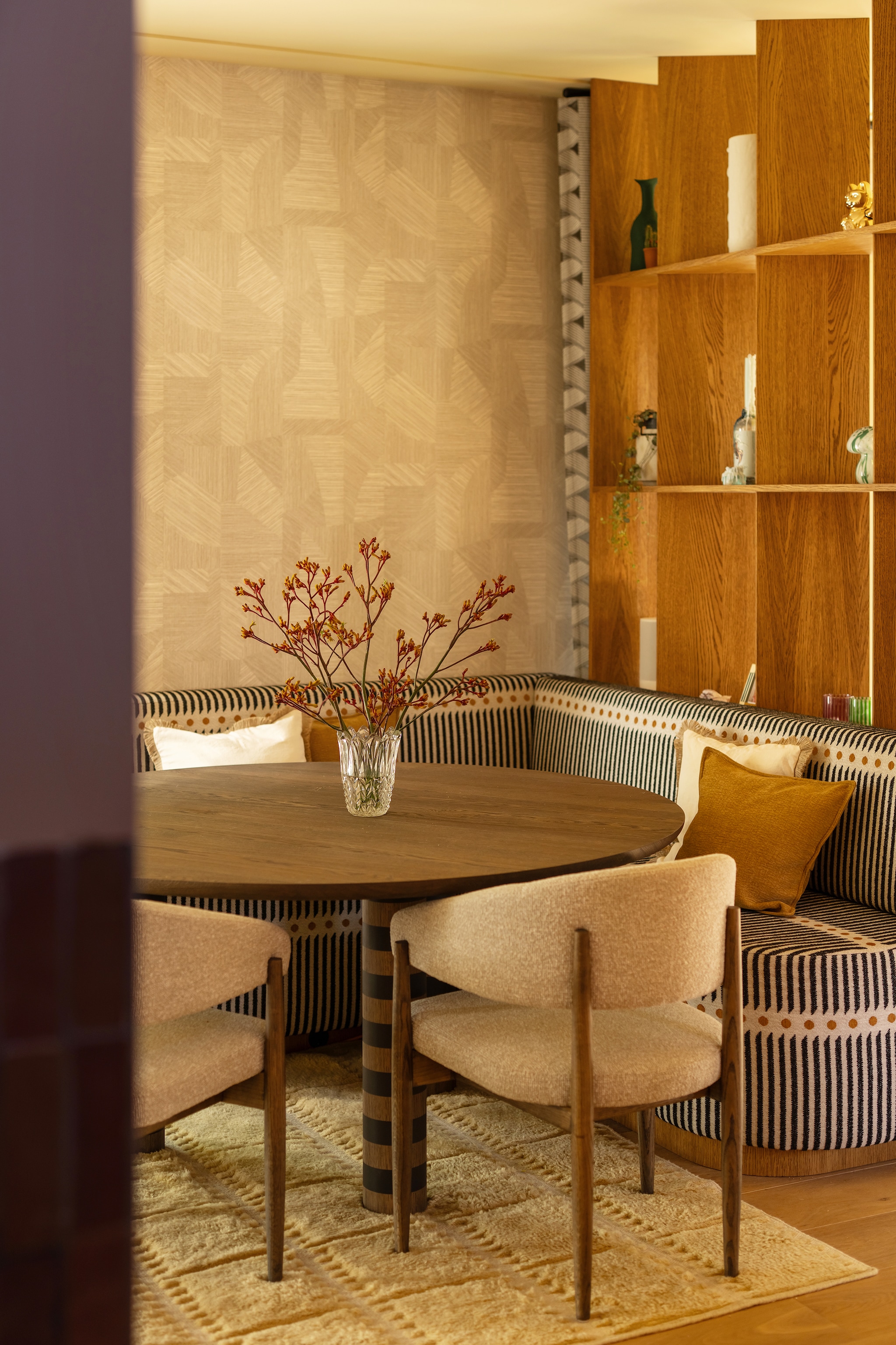 Roomdivider en eetkamerbank gemaakt door Marijn Interieurs, bekleed met stof van Nobilis. Eetkamerset Table du Sud. Kussens Zara Home. Gordijnen Toppoint. Behang Arte. Plafondkleur Light Stone van Farrow & Ball. Kleed Layered. vtwonen Design 06-2026 | styling Juliette de Dreu | fotografie Lotte van Uittert